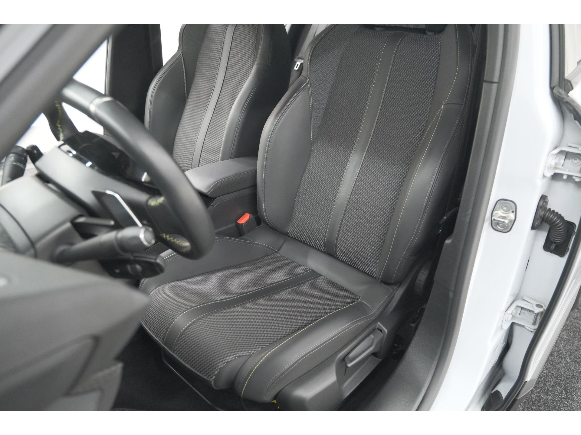 Peugeot 2008 PureTech 130 EAT8 GT | Camera | Apple Carplay | Parkeersensoren | 17 Inch Lichtmetalen Velgen