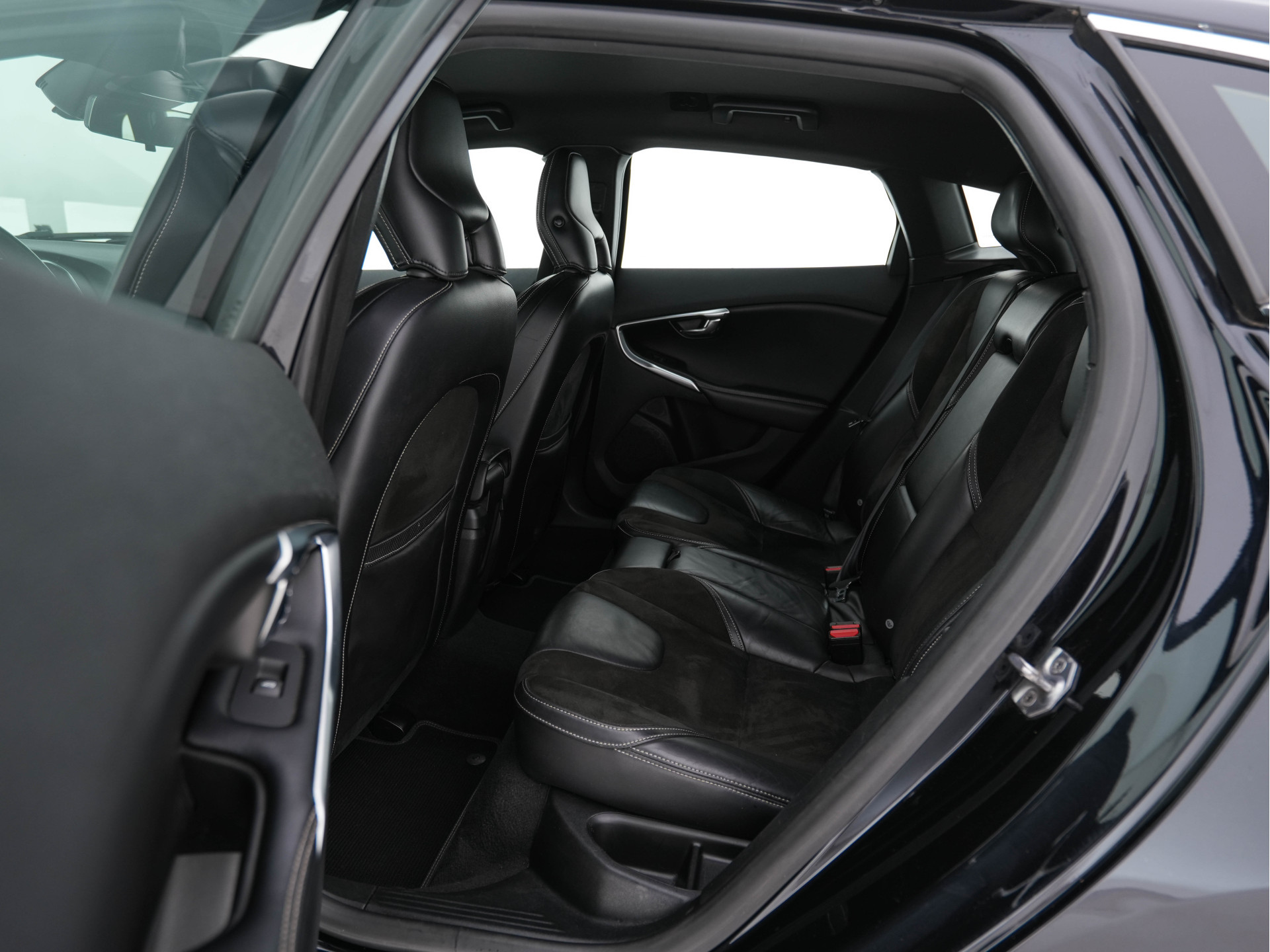 Volvo V40 1.6 T3 R-Design *NAVI-FULLMAP | LEATHER-ALCANTARA | ECC | PDC | CRUISE | SPORT-SEATS | TOWBAR | 17''ALU*