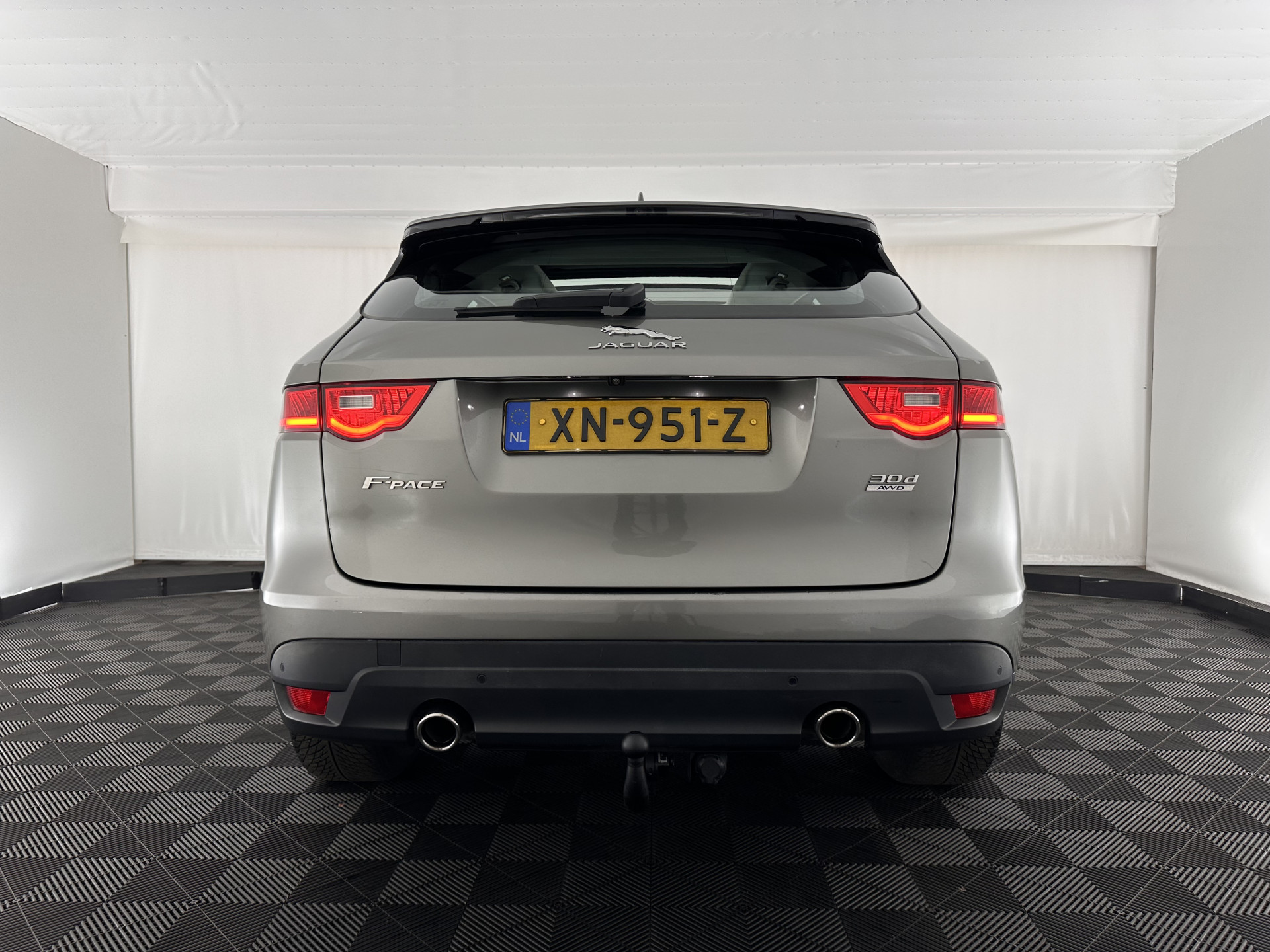 Jaguar F-PACE 3.0d First Edition AWD (INCL-BTW) Aut. *PANO | LEATHER | XENON | MEMORY-PACK | DIGI-COCKPIT | MERIDIAN-SOUND | NAVI-FULLMAP | CAMERA | HEATED-COMFORTSEATS | AMBIENTLIGHT | SHIFTPADDLES | ECC | PDC | CRUISE | TOWBAR