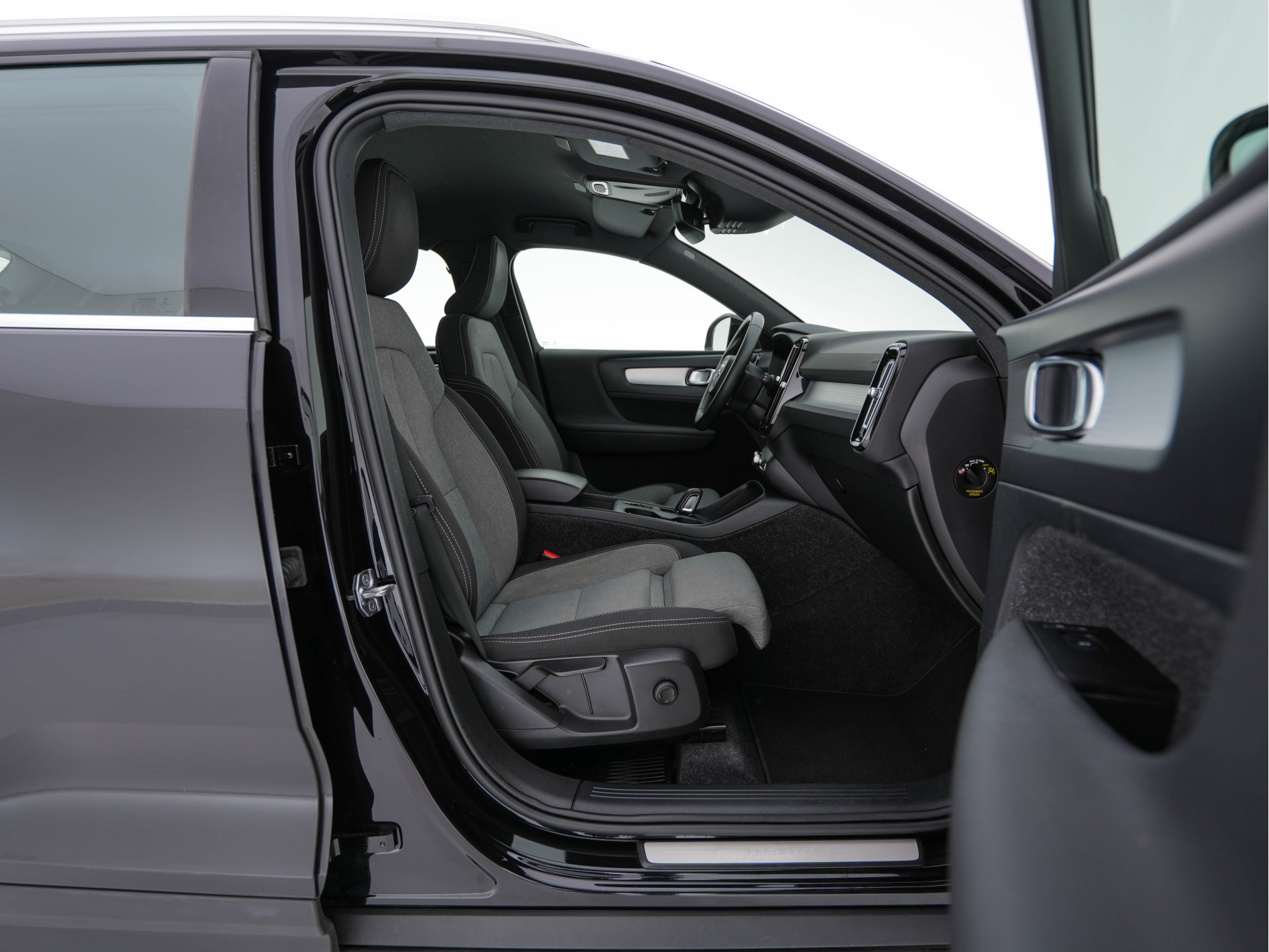 Volvo XC40 1.5 T5 Recharge Business Pro ( PLUG-IN ) (INCL-BTW) *AUT | NAVI-FULLMAP | DIGI-COCKPIT | CLIMA | KEYLESS | DAB | HEATED-SPORTSEATS | FULL-LED | ADAPTIVE-CRUISE | CAMERA | 18'' ALU*