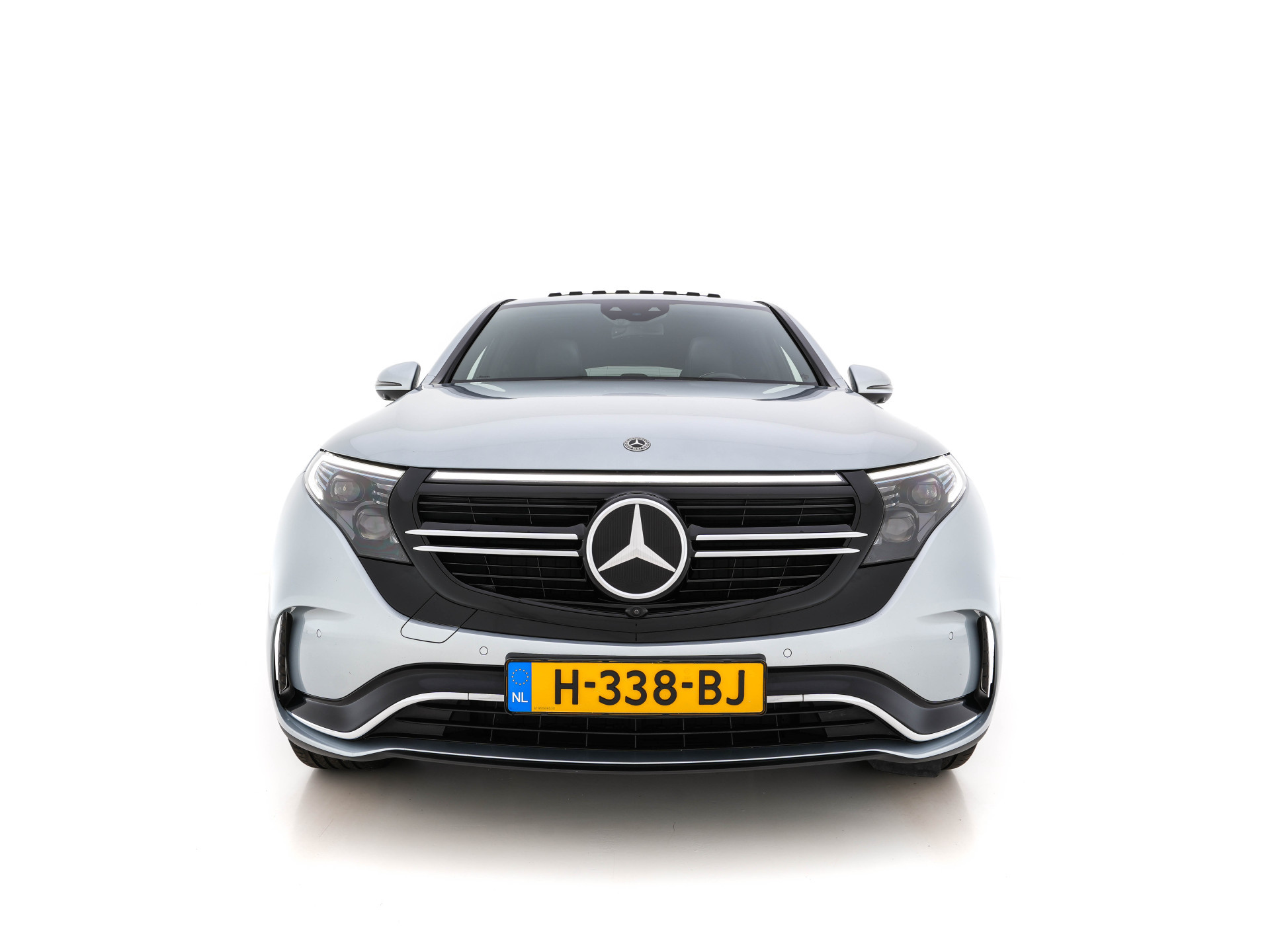 Mercedes-Benz EQC 400 4MATIC AMG-Pack Premium Plus 80 kWh (3-Fase) {SOH-94%} (INCL-BTW) *PANO | WIDESCREEN | HEAD-UP | DISTRONIC | MULTI-BEAM | BURMESTER-AUDIO | MEMORY-PACK | TOP-VIEW | KEYLESS | LEATHER | SPORT-SEATS | DAB+ | AMBIENT-LIGHT | 20''