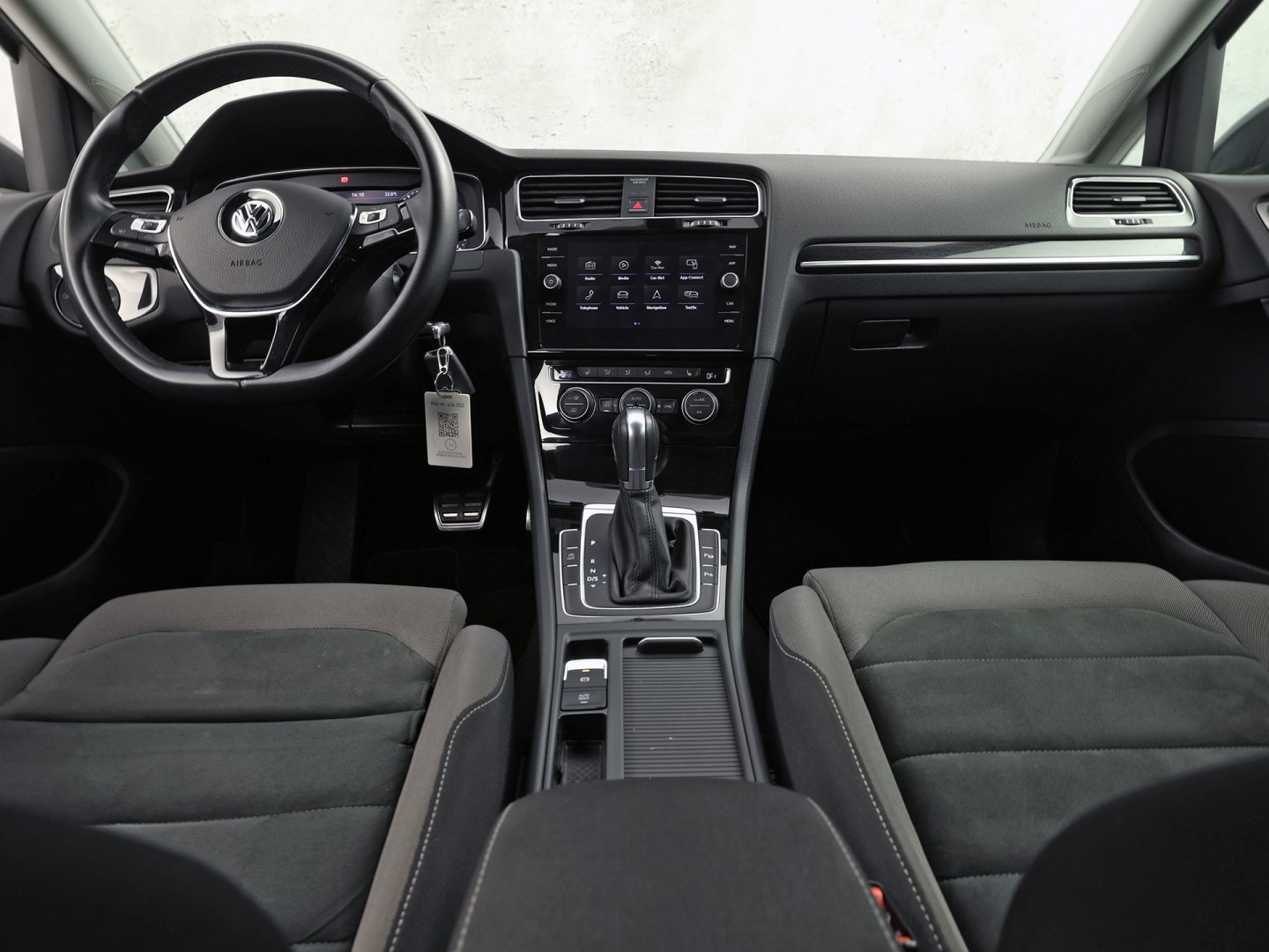 Volkswagen Golf Variant 1.5 TSI Highline 150Pk Automaat (VIRTUAL COCKPIT, APPLE CARPLAY, ALCANTARA, CAMERA, TREKHAAK, SPORTSTOELEN, GETINT GLAS, ADAPTIVE CRUISE, TREKHAAK, NIEUWSTAAT)