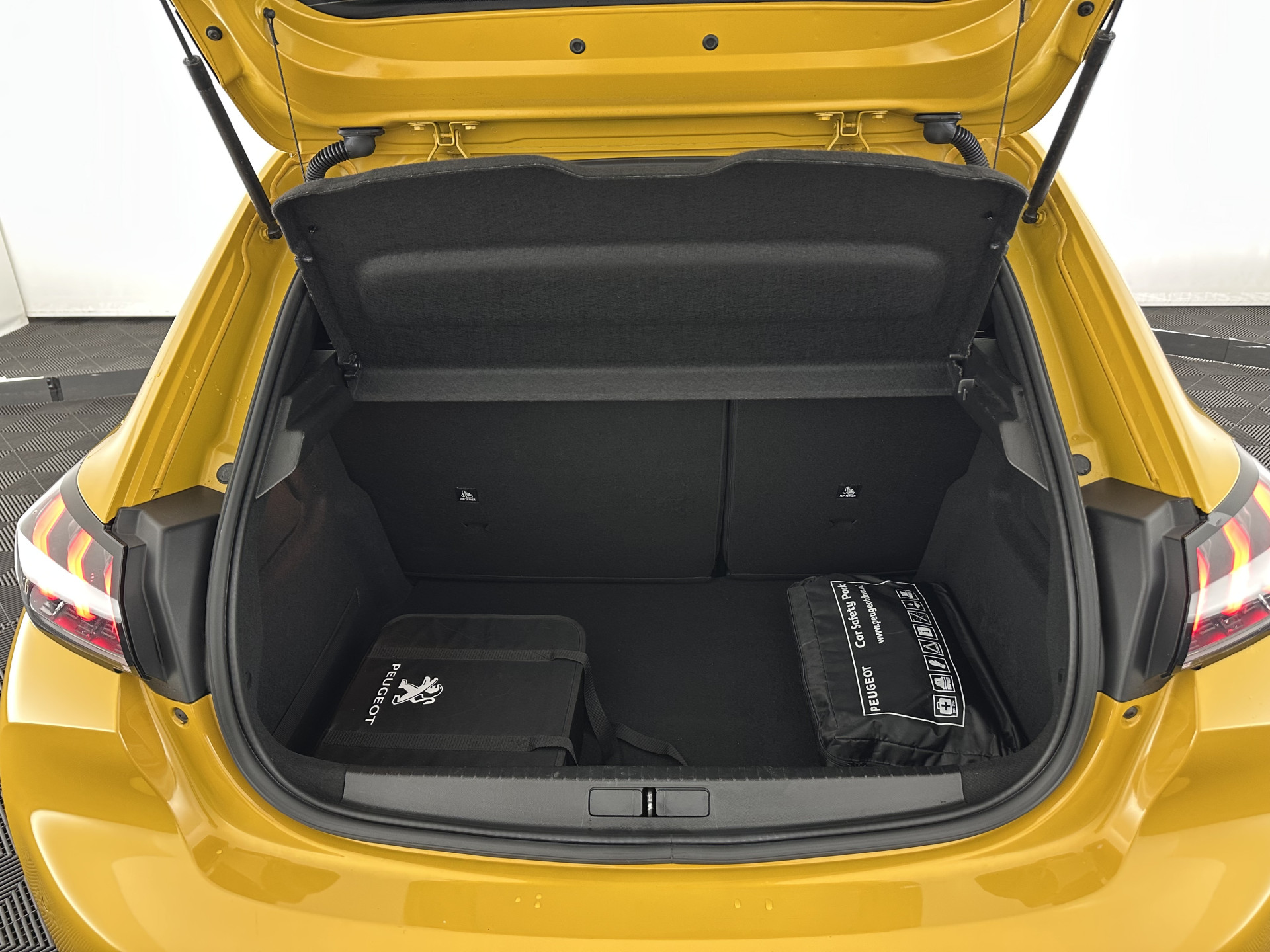 Peugeot e-208 EV GT 350 50 kWh [ 3-Fase ] {SOH-88%} (INCL-BTW) *HEATPUMP | LEATHER-ALCANTARA | FULL-LED | DIGI-COCKPIT | BLINDSPOT | CAMERA | AMBIENT-LIGHT | NAVI-FULLMAP | LANE-ASSIST | KEYLESS | DAB | PRIVACY-GLASS | HEATED-SPORTSEATS | ...