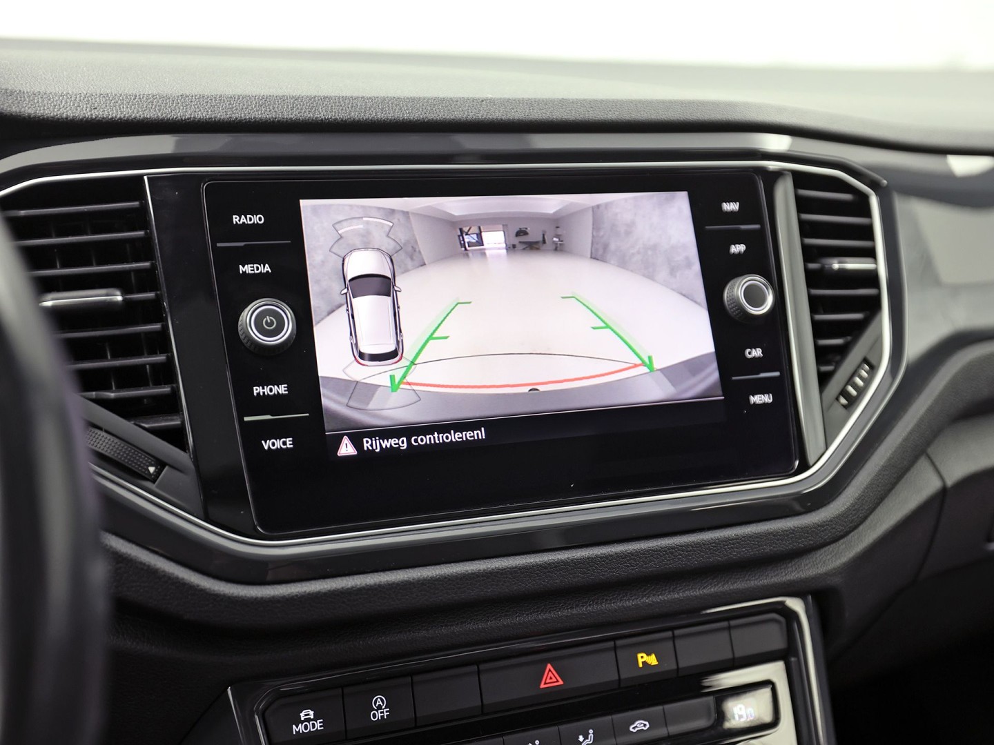 Volkswagen T-Roc 1.5 TSI Sport (NAP, APPLE CARPLAY, VIRTUAL DASHBOARD, PANORAMADAK, SPORTSTOELEN, CLIMATE,  NIEUWE APK, NIEUWSTAAT)