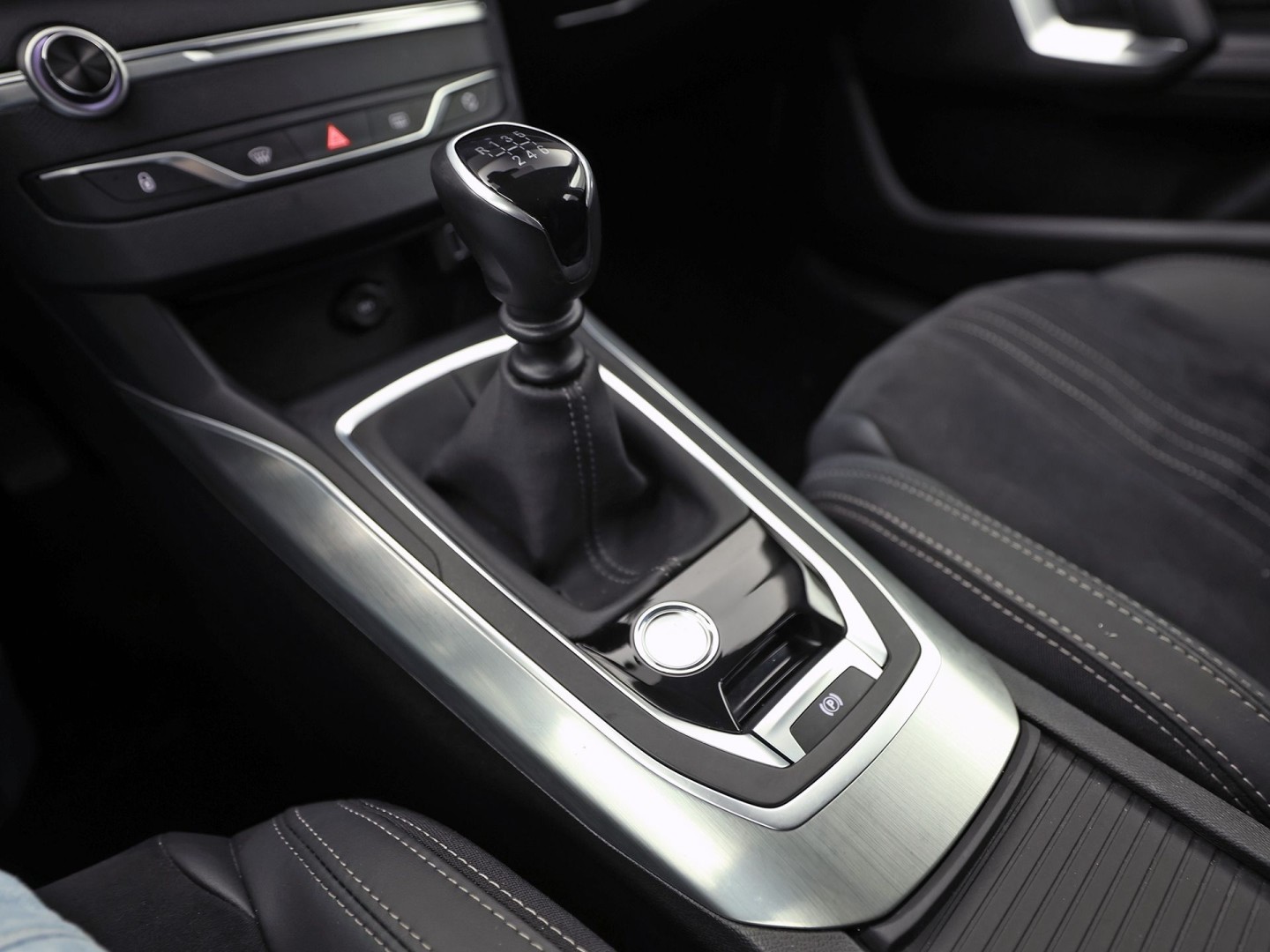 Peugeot 308 SW 1.2 PureTech Allure Sport (VIRTUAL COCKPIT, APPLE CARPLAY, GROOT NAVI, 360 CAMERA, SPORTSTOELEN, LEDER/ALCANTARA, ADAPTIVE CRUISE, NIEUWSTAAT)
