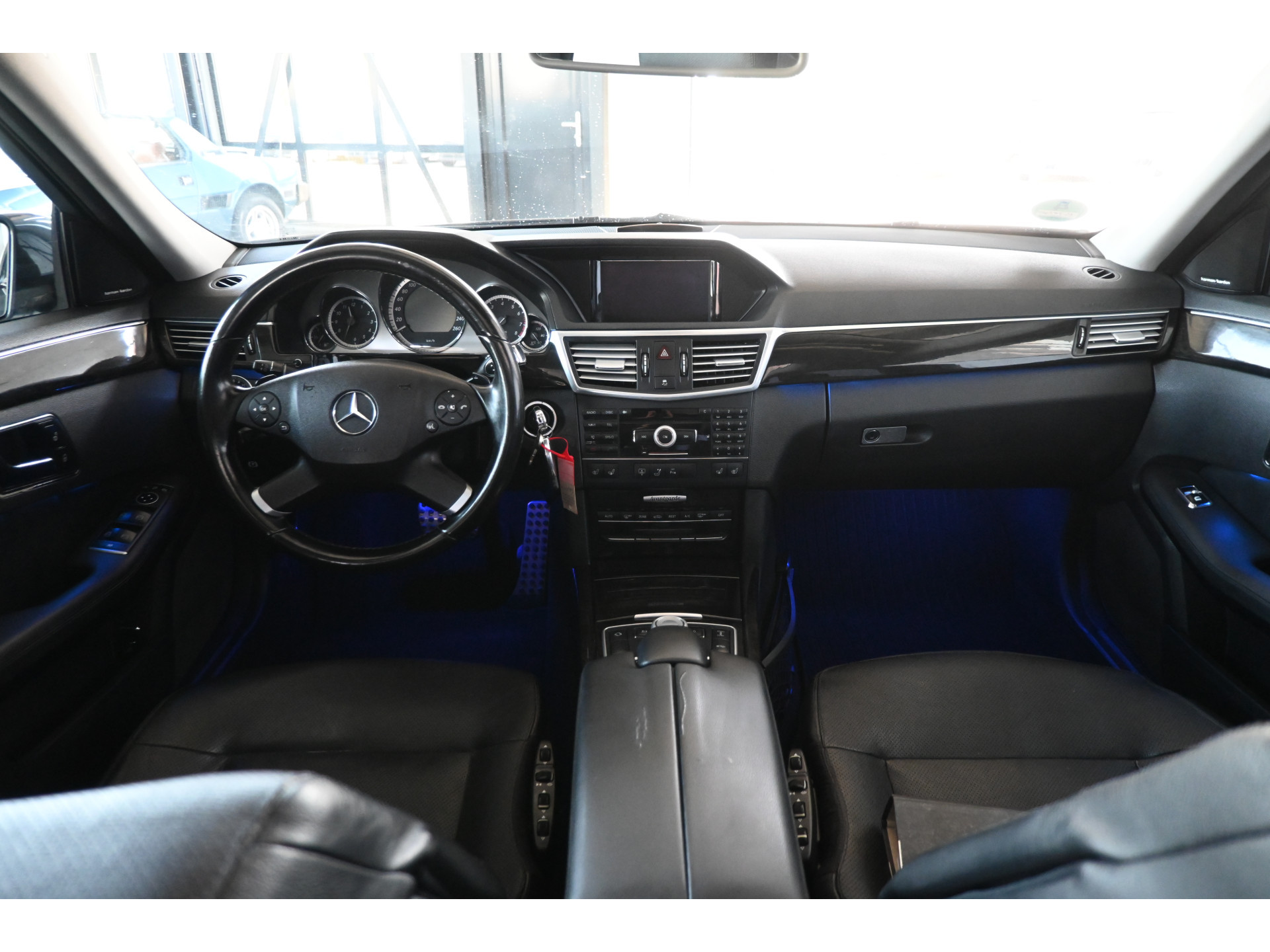 Mercedes-Benz E-klasse 500 Elegance V8 Automaat Clima Panoramadak Trekhaak PDC Stoelverwarming Cruise control Goed Onderhouden! Inruil Mogelijk!