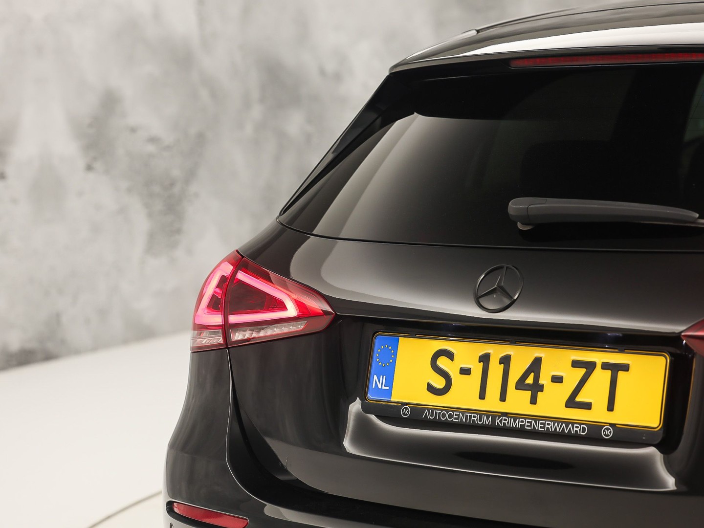 Mercedes-Benz A-Klasse 200 AMG Sport 163Pk Automaat (PANORAMADAK, APPLE CARPLAY, GROOT NAVI, SFEERVERLICHTING, CAMERA, SPORTSTOELEN, LEDER, GETINT GLAS, STOELVERWARMING, NIEUWSTAAT)