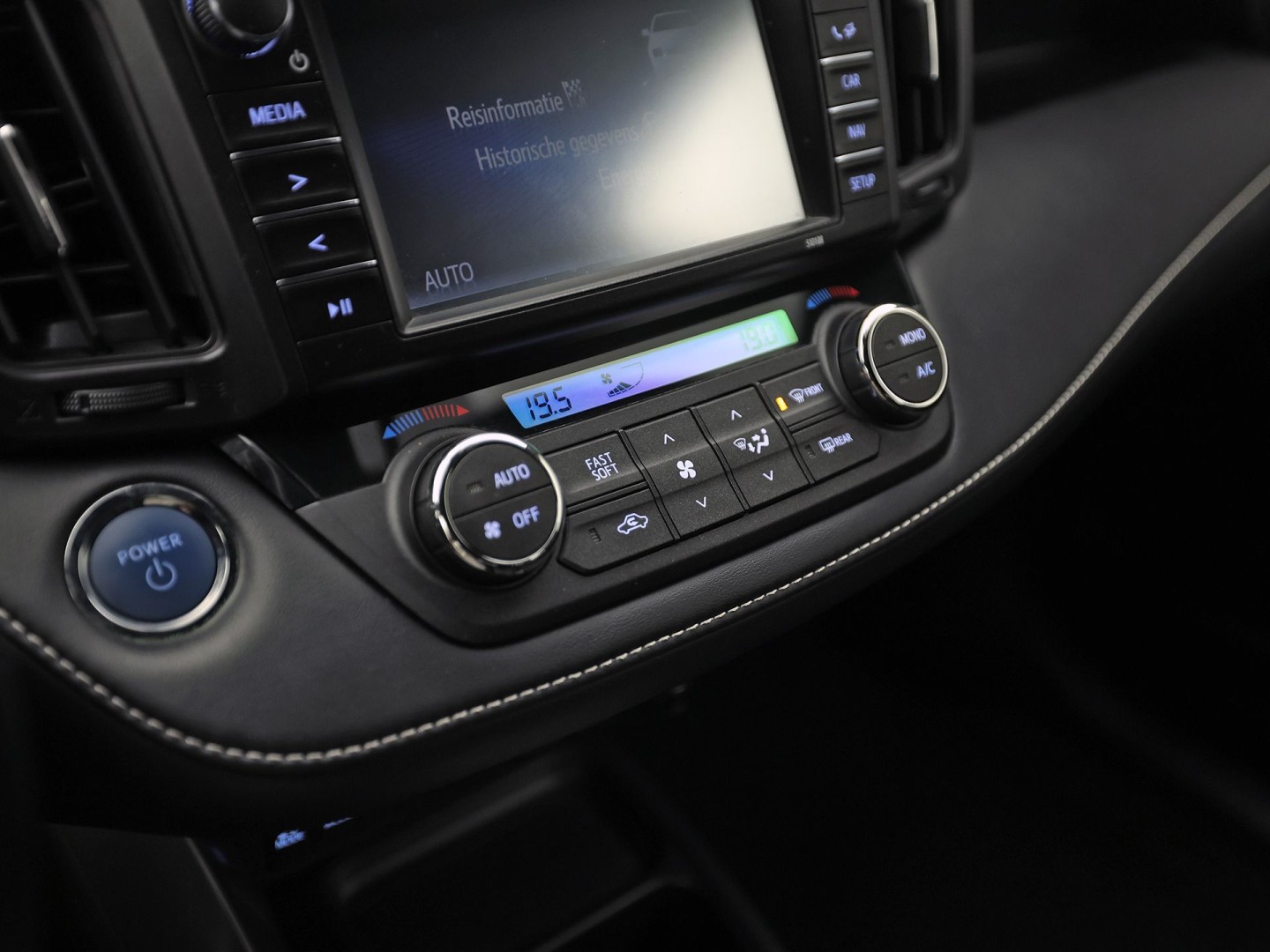 Toyota RAV4 2.5 Hybrid Energy 197Pk Automaat (BLACK PACK, NAVIGATIE, CAMERA, GETINT GLAS, SPORTSTOELEN, KEYLESS, ADAPTIVE CRUISE, NIEUWSTAAT)