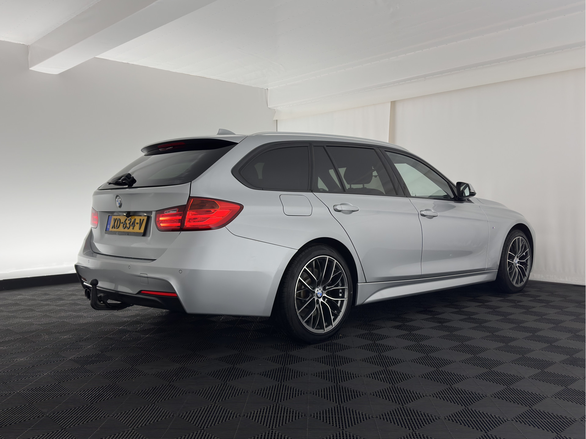 BMW 3-serie Touring 330d xDrive M-Aerodynamica-Pack High-Executive Aut * LEATHER | NAVI-FULLMAP | XENON | HEATED-SPORTSEATS | SHIFT-PADDLES | PDC | PRIVACY-GLASS | KEYLESS | CAMERA | TOWBAR | 18''ALU*