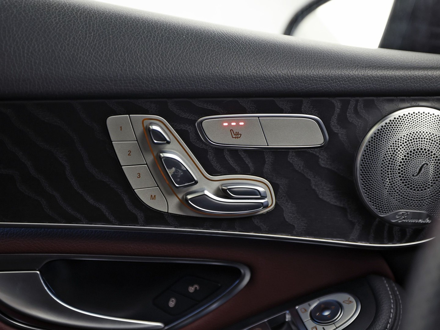 Mercedes-Benz GLC 250 4MATIC Edition 1 AMG Sport 211Pk Automaat (SCHUIFDAK, LUCHTVERING, GROOT NAVI, HEAD-UP DISPLAY, MEMORY SEATS, 360 CAMERA, BURMESTER, STOELVERWARMING ACHTER, TREKHAAK WEGKLAPBAAR, NIEUWSTAAT)