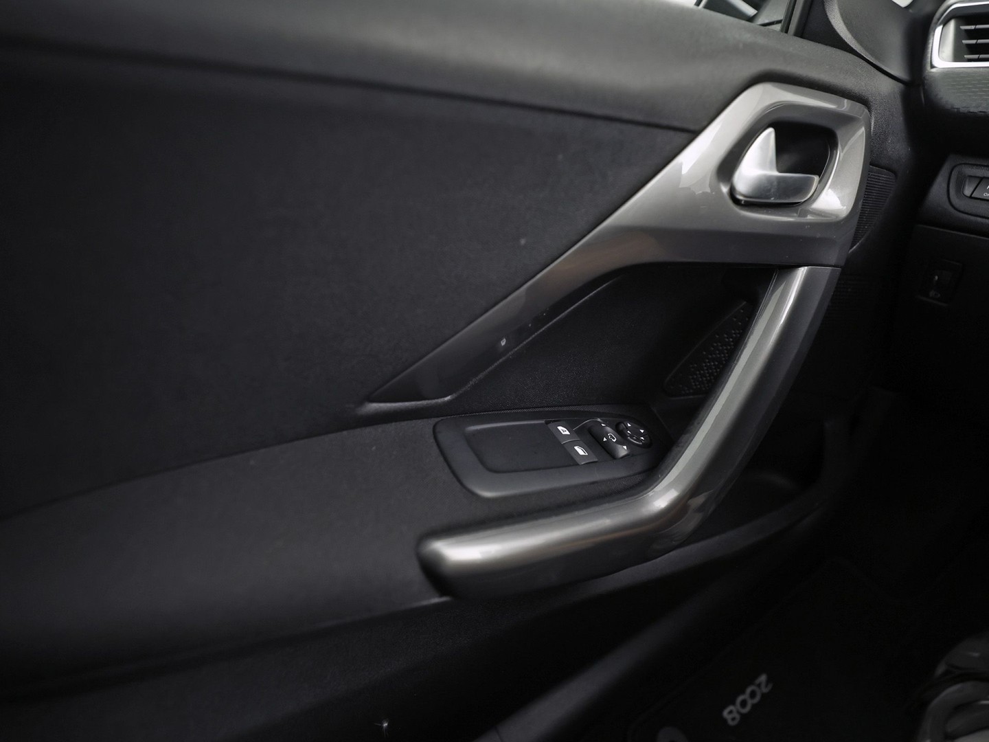 Peugeot 2008 1.2 PureTech Sport (PANORAMADAK, APPLE CARPLAY, NAVIGATIE, LM VELGEN, SPORTSTOELEN, PARKEERSENSOREN, CRUISE, NIEUWSTAAT)