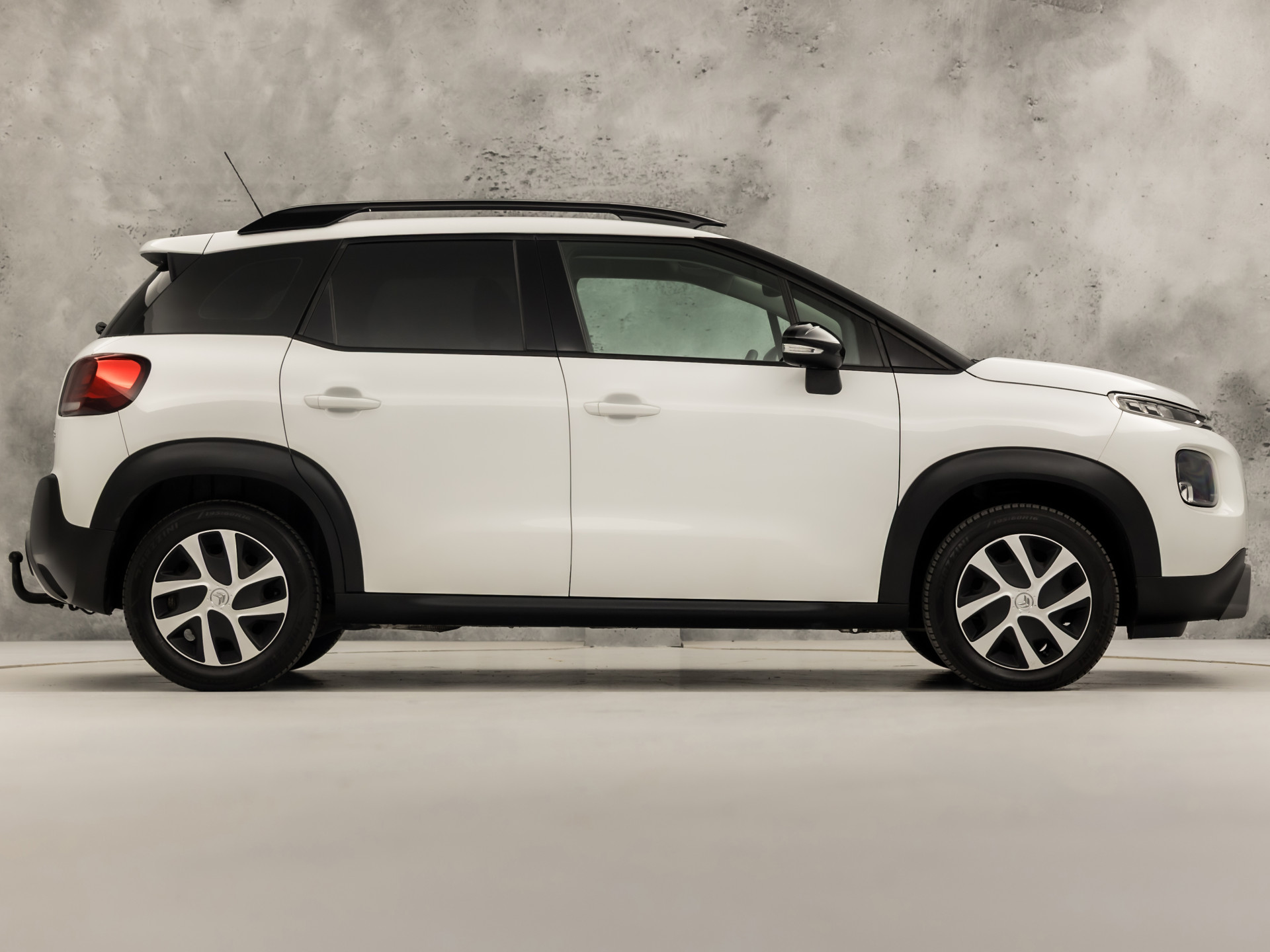 Citroën C3 Aircross 1.2 PureTech S&S Sport (APPLE CARPLAY, GROOT NAVI, LM VELGEN, TREKHAAK, GETINT GLAS, SPORTSTOELEN, CRUISE, NIEUWE APK, NIEUWSTAAT)