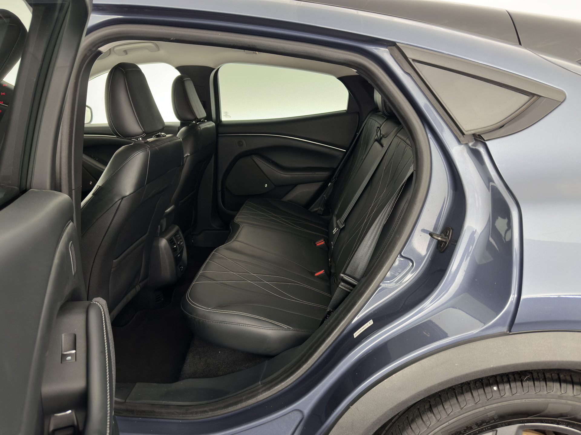 Ford Mustang Mach-E RWD 75 kWh [3-Fase ] {SOH-90%} (INCL-BTW) Aut.*LEATHER | FULL-LED | DAB | DIGI-COCKPIT | KEYLESS | NAVI-FULLMAP | CARPLAY | HEATED-COMFORTSEATS | TOPVIEW |  ADAPTIVE-CRUISE | PRIVACY-GLASS | 18'' ALU*