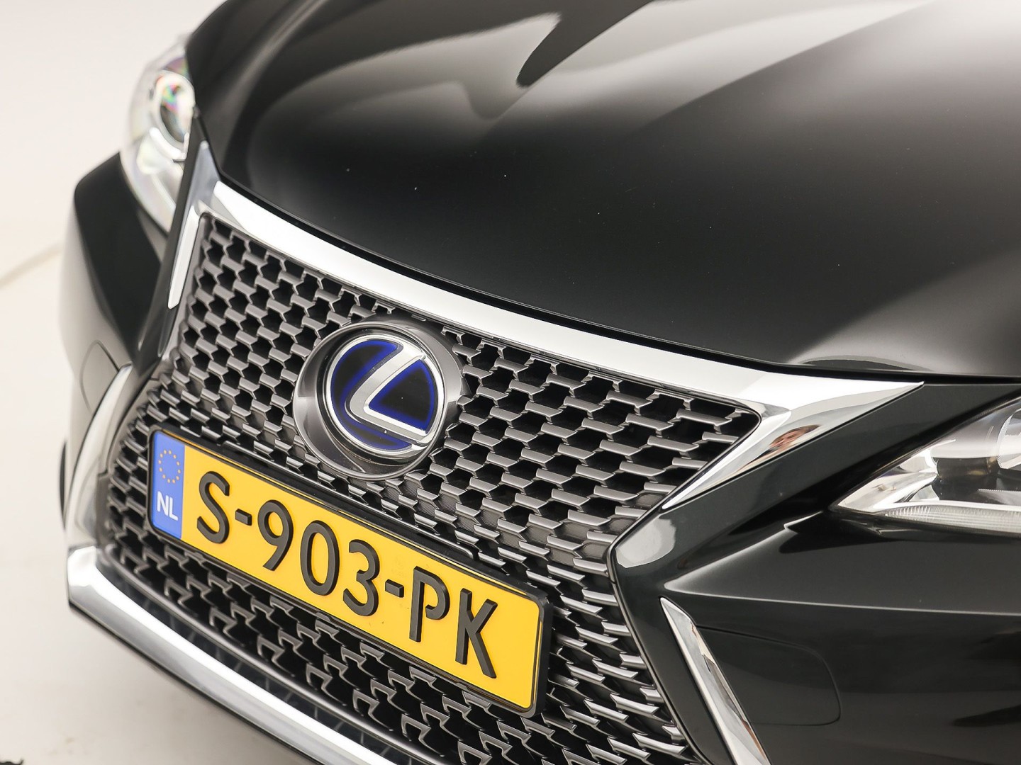 Lexus CT 200h Business Launch Edition Automaat (NAVIGATIE, CAMERA, ALCANTARA, SPORTSTOELEN, KEYLESS, ADAPTIVE CRUISE, NIEUWSTAAT)