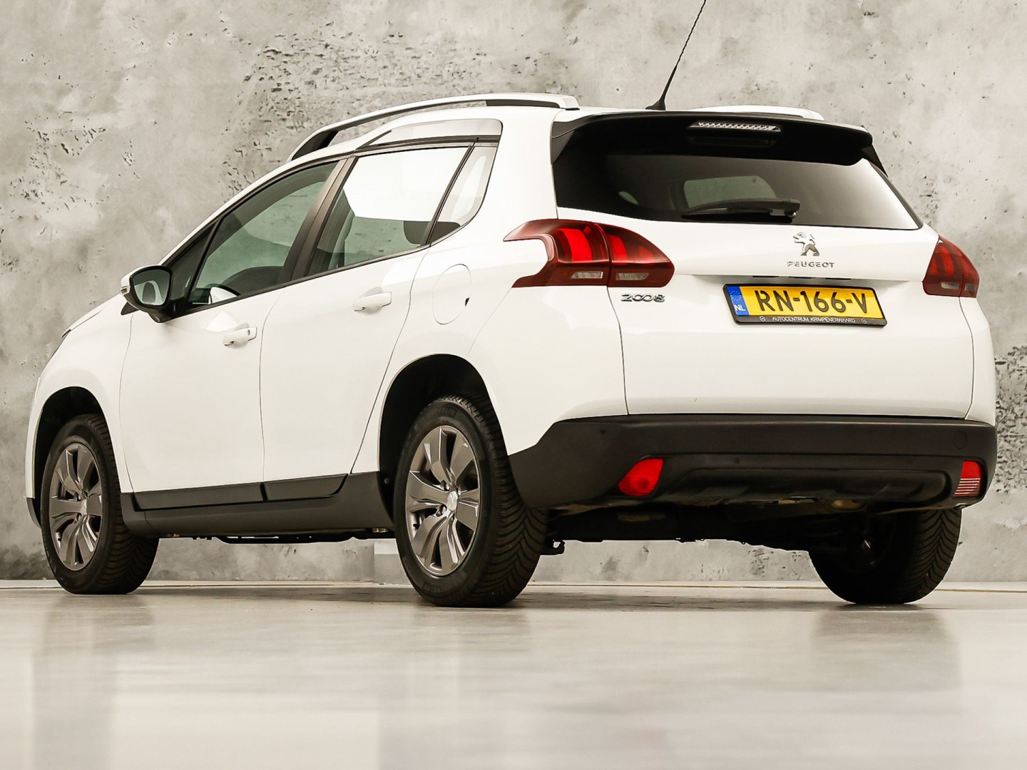 Peugeot 2008 1.2 PureTech Sport (PANORAMADAK, APPLE CARPLAY, NAVIGATIE, LM VELGEN, SPORTSTOELEN, PARKEERSENSOREN, CRUISE, NIEUWSTAAT)