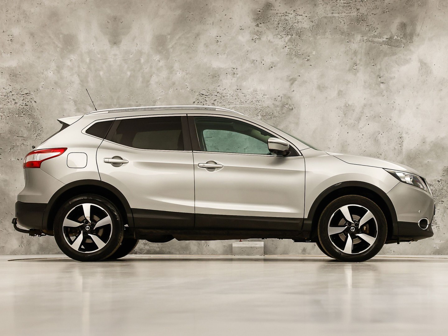 Nissan Qashqai 1.2 N-Connecta Sport (PANORAMADAK, NAVIGATIE, 360 CAMERA, SPORTSTOELEN, GETINT GLAS, TREKHAAK, CRUISE, NIEUWSTAAT)