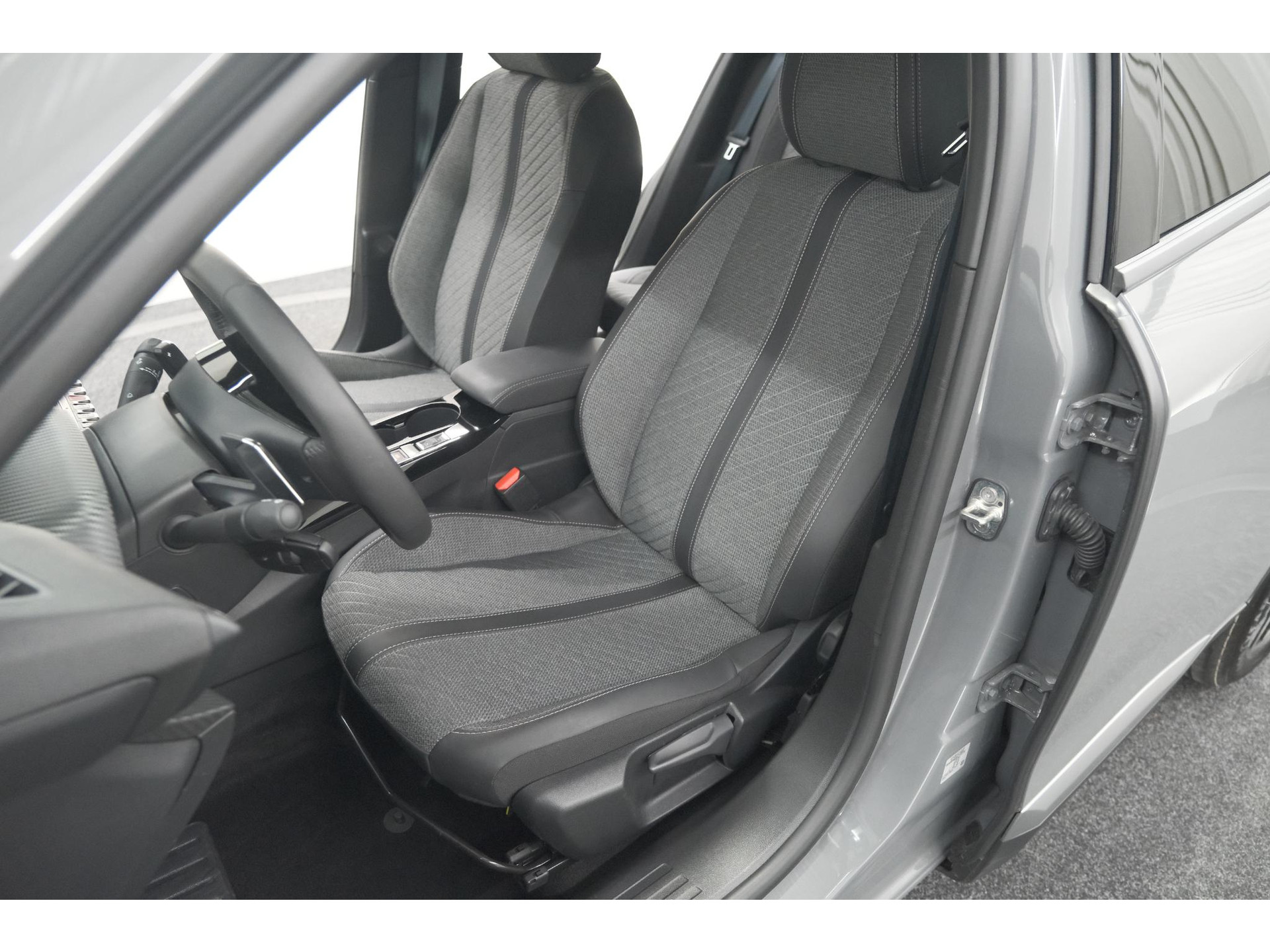 Peugeot 2008 PureTech 130 EAT8 Allure | 100% Benzine | Parkeersensoren Voor + Achter | Apple CarPlay | Climate Control