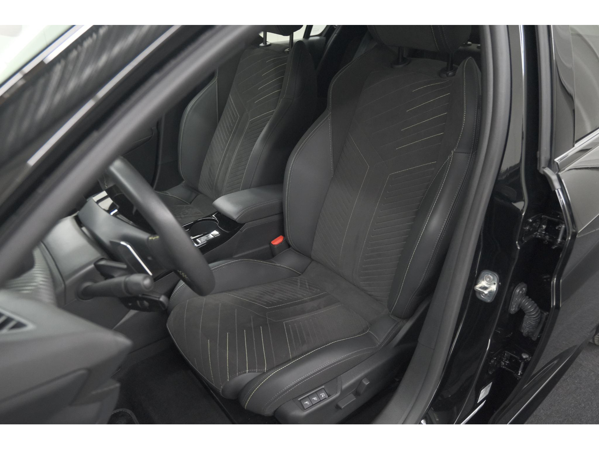 Peugeot 208 1.2 Hybrid 145 e-DCS6 GT | Alcantara Pakket | Camera | Apple Carplay | Stoelverwarming