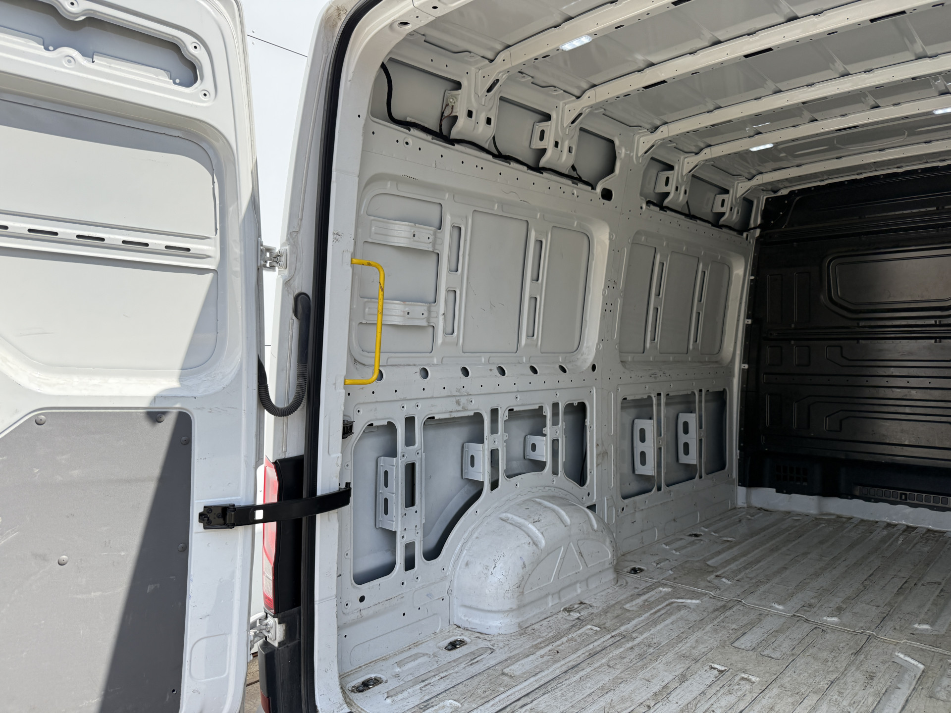 Volkswagen Crafter 2.0 TDI 140PK L3H3 Camera Airco Carplay Parkeersensoren Euro 6