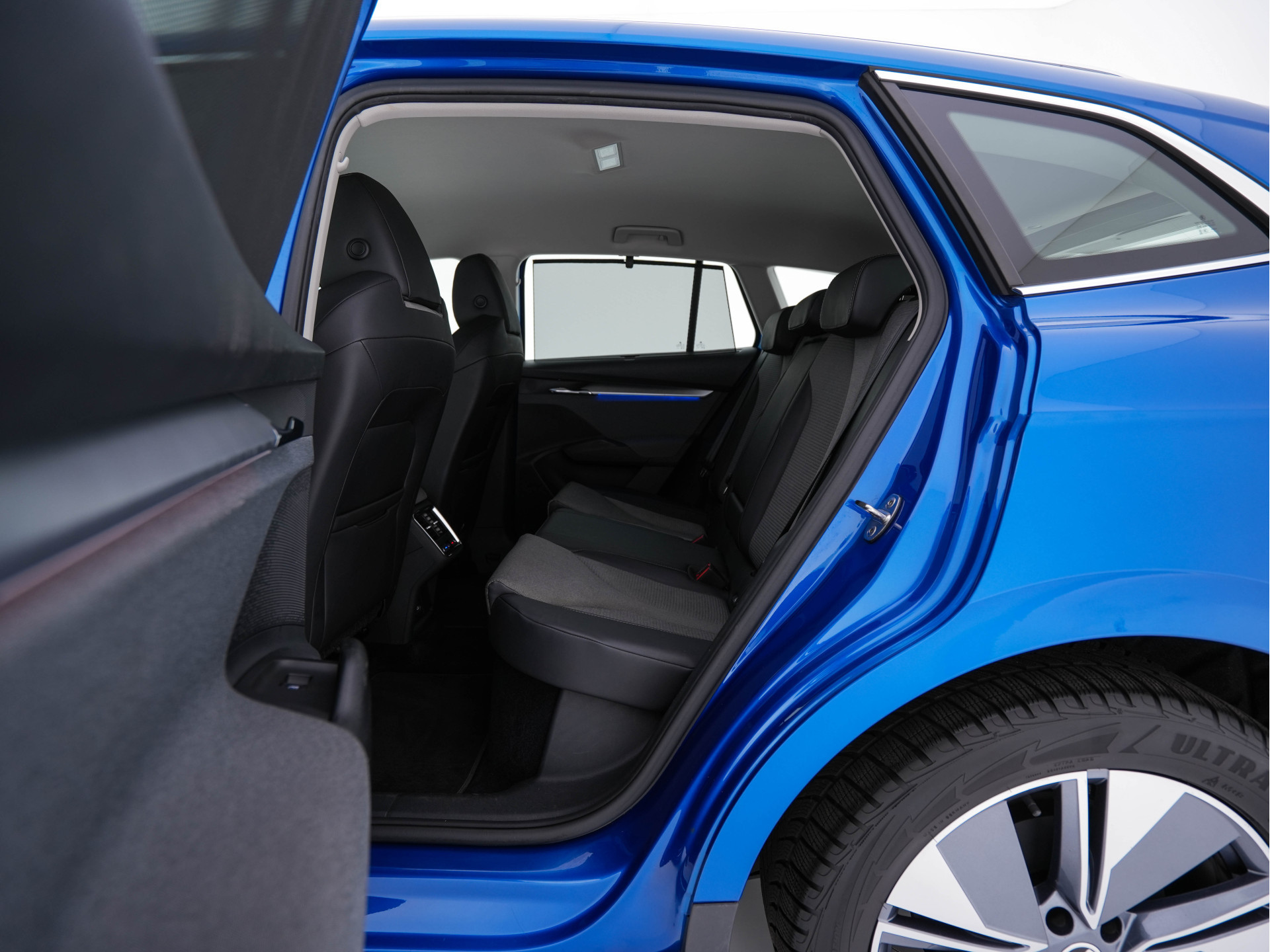 ŠKODA Enyaq iV 80 [ 3-Fase ] {SOH-88% } (INCL-BTW) *LEATHER-FABRIC | FULL-LED | DIGI-COCKPIT | CAMERA | KEYLESS | NAVI-FULLMAP | AMBIENT-LIGHT | ECC | HEATED-COMFORTSEATS | DAB+ | PDC | CRUISE | CARPLAY | TOWBAR | 19"ALU*