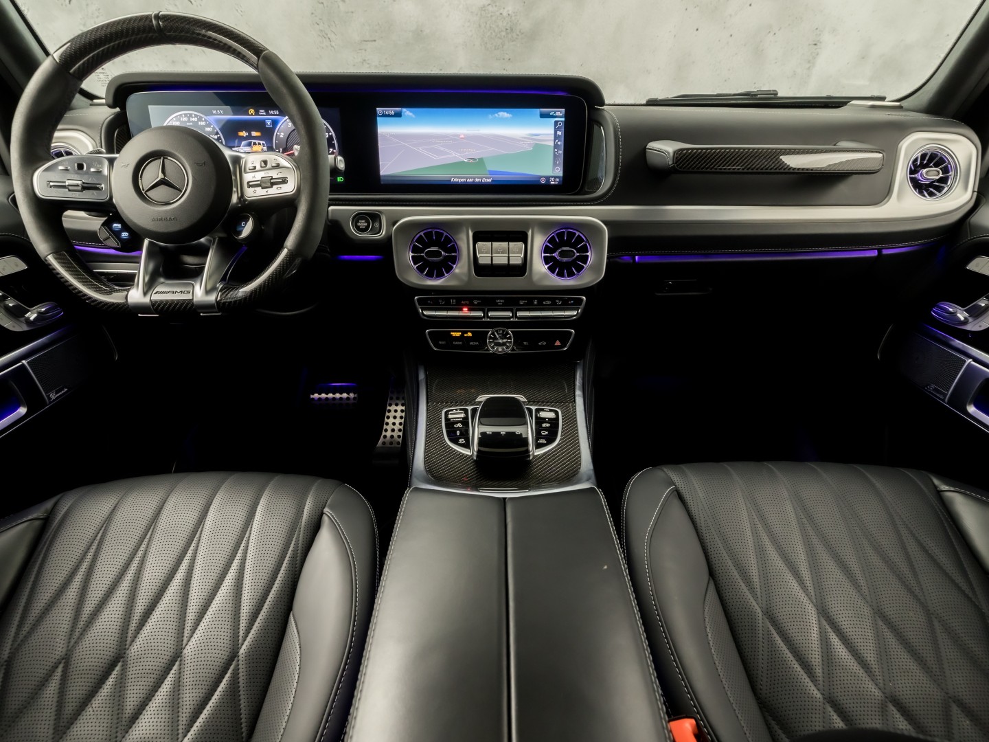 Mercedes-Benz G-Klasse 63 AMG 585Pk (SCHUIFDAK, CARBON PACK, ALCANTARA HEMEL, APPLE CARPLAY, BURMESTER, MASSAGE, STOELKOELING/VERWARMING, ADAPTIVE CRUISE, 360 CAMERA, SFEERVERLICHTING, TREKHAAK, NIEUWSTAAT)