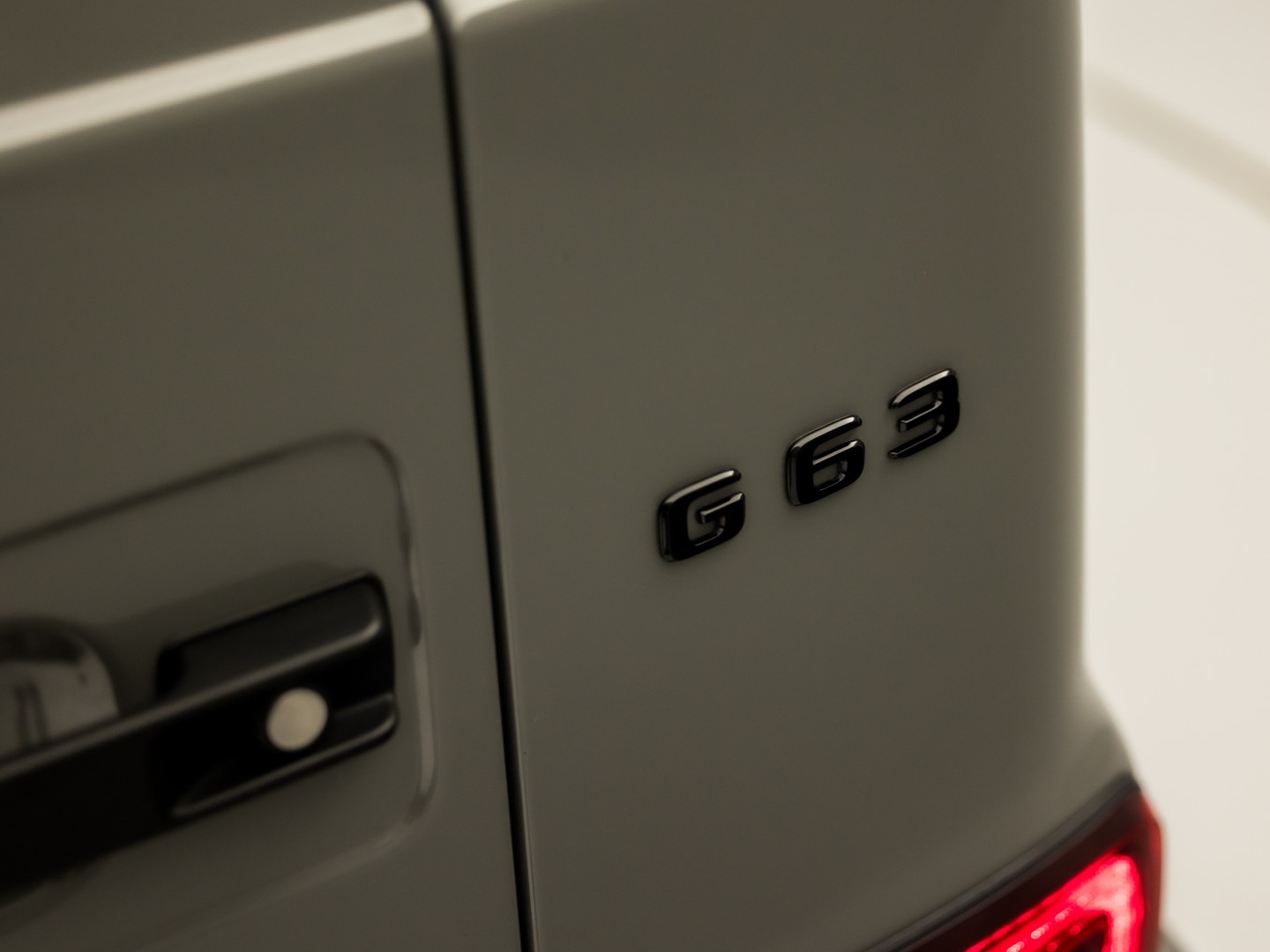 Mercedes-Benz G-Klasse 63 AMG 585Pk (SCHUIFDAK, CARBON PACK, ALCANTARA HEMEL, APPLE CARPLAY, BURMESTER, MASSAGE, STOELKOELING/VERWARMING, ADAPTIVE CRUISE, 360 CAMERA, SFEERVERLICHTING, TREKHAAK, NIEUWSTAAT)