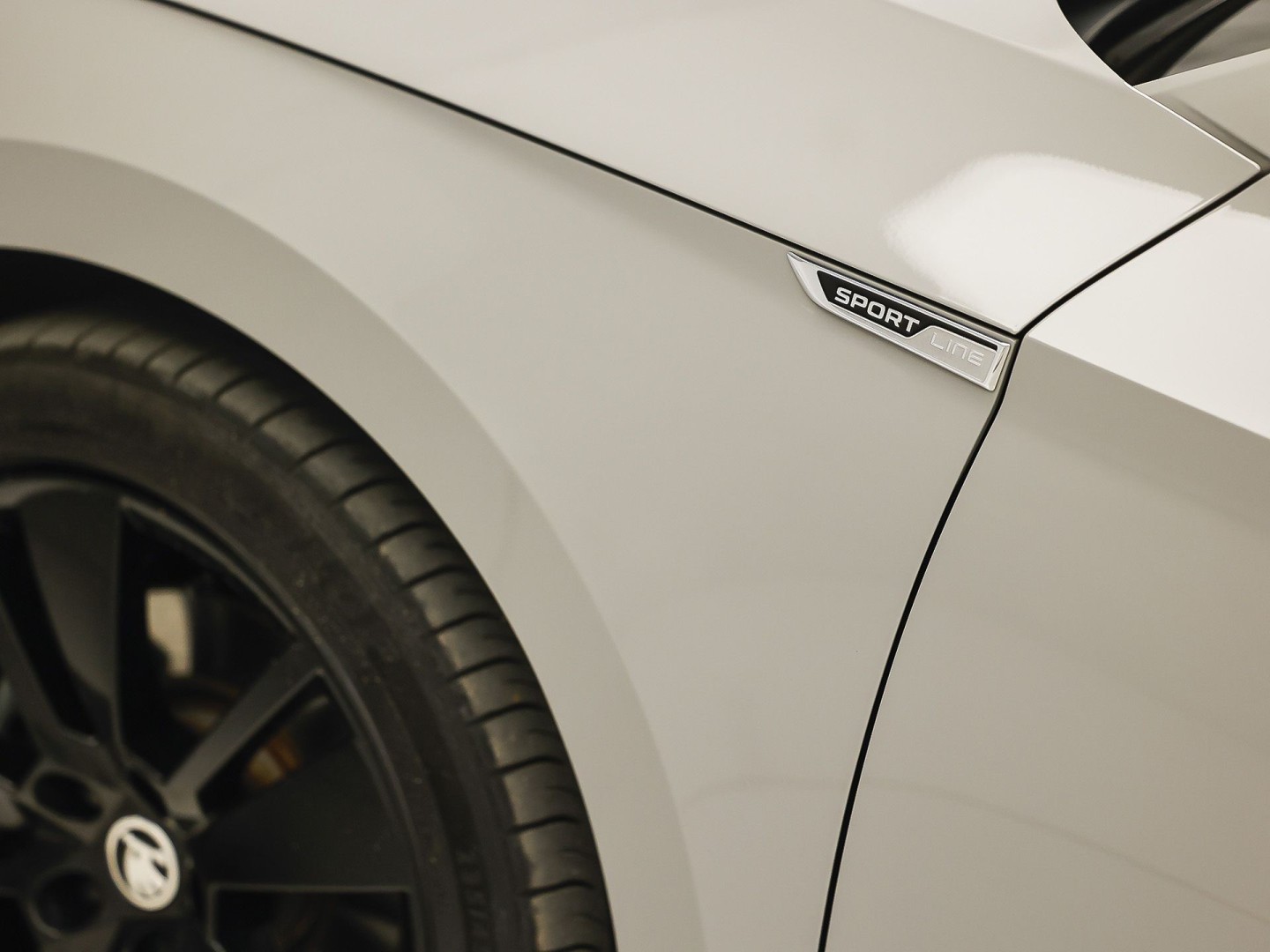 ŠKODA Superb Combi 1.4 TSI iV Sportline 218Pk Automaat (VIRTUAL COCKPIT, SOH 90,5%, APPLE CARPLAY, MEMORY SEATS, STOELVERWARMING ACHTER, GETINT GLAS, ADAPTIVE CRUISE, SFEERVERLICHTING, NIEUWE APK, NIEUWSTAAT)