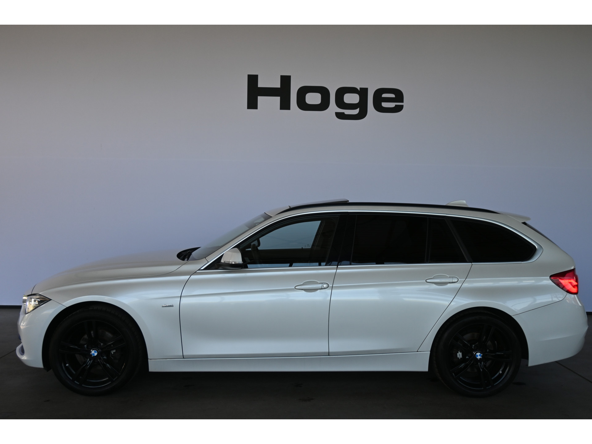 BMW 3-serie Touring 318i Luxury Clima Navigatie LED Panoramadak 18'Inch Goed Onderhouden! Inruil Mogelijk!