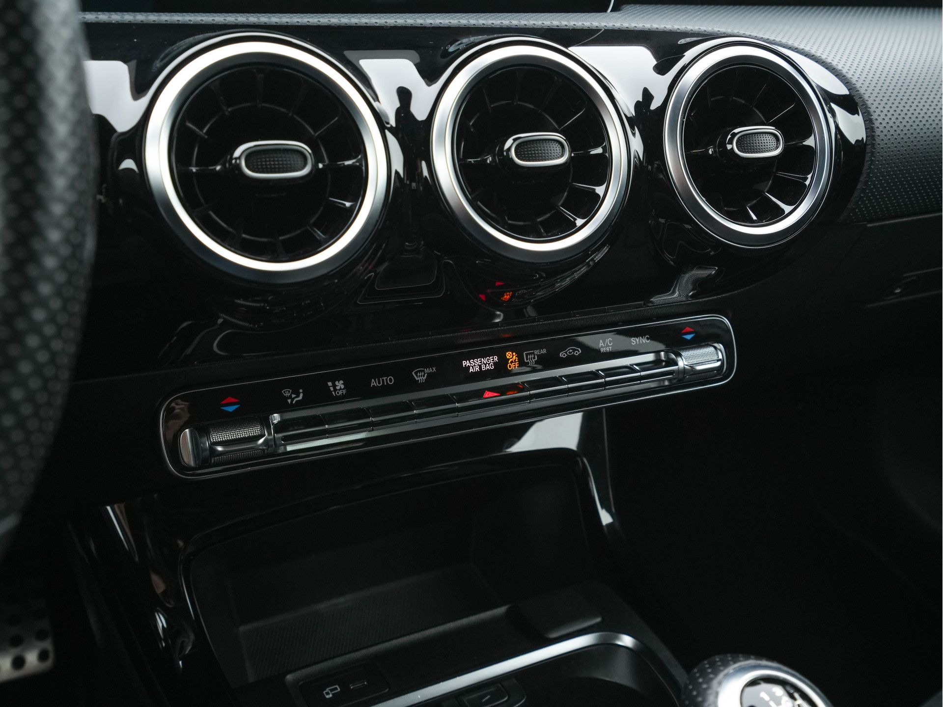 Mercedes-Benz A-klasse 180 AMG-Sport-Pack Business Solution *PANO | WIDESCREEN-DIGI-COCKPIT | FULL-LED | LEATHER-MICROFIBRE | CAMERA | ECC | PDC | CRUISE | HEATED-SPORTSEATS | PRIVACY-GLASS | 18"ALU*