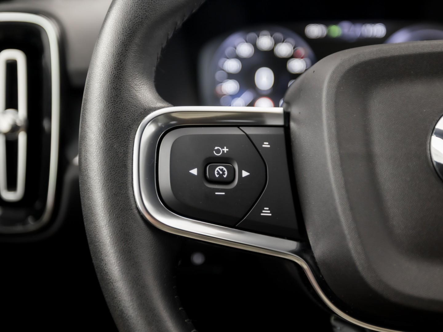 Volvo XC40 1.5 T5 Recharge Sport 262Pk Automaat (BLACK PACK, APPLE CARPLAY, GROOT NAVI, ZWART HEMEL, STUUR/STOELVERWARMING, SPORTSTOELEN, GETINT GLAS, LANE ASSIST, NIEUWE APK, NIEUWSTAAT)