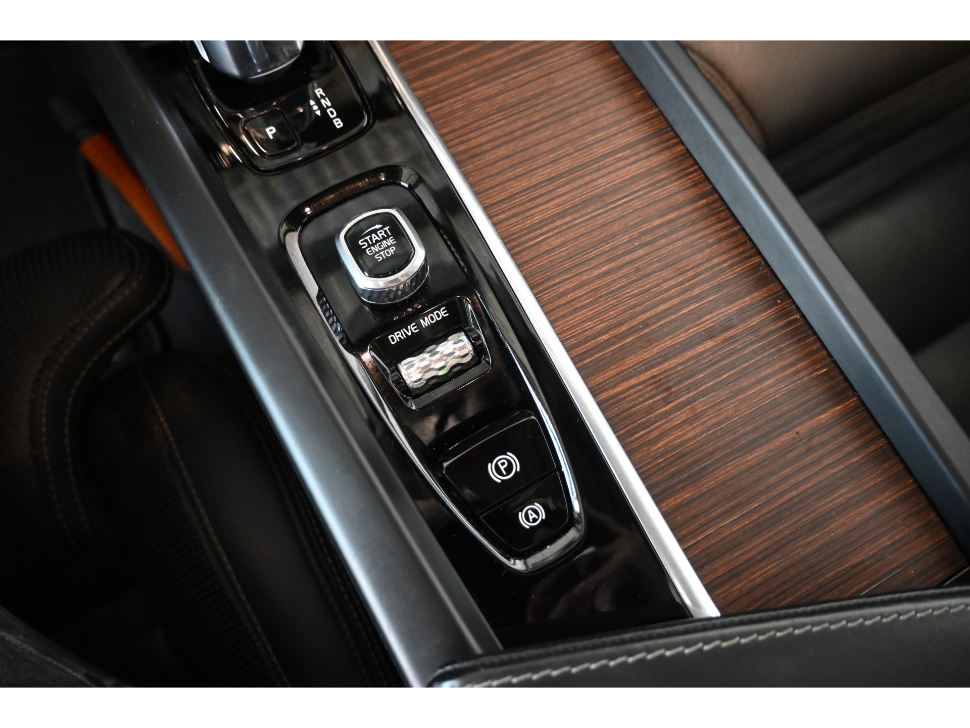 Volvo XC60 2.0 T8 Twin Engine AWD Inscription Harman/Kardon Navigatie Panoramadak Carplay Goed Onderhouden! Inruil Mogelijk!