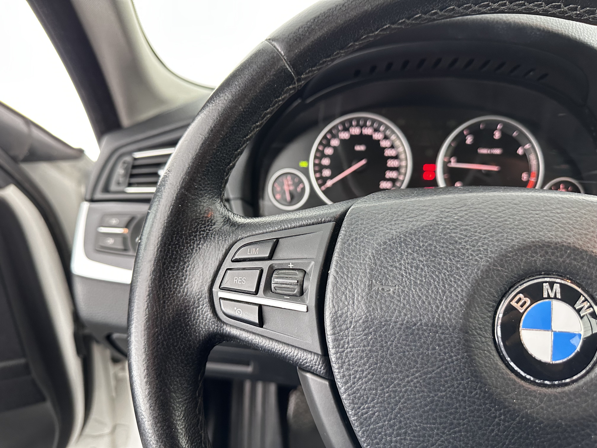 BMW 5-serie Touring 520d Shadow-line *BI-XENON | NAVI-FULLMAP | HEATED-COMFORTSEATS | ECC | KEYLESS | PDC | CRUISE | 18''ALU*