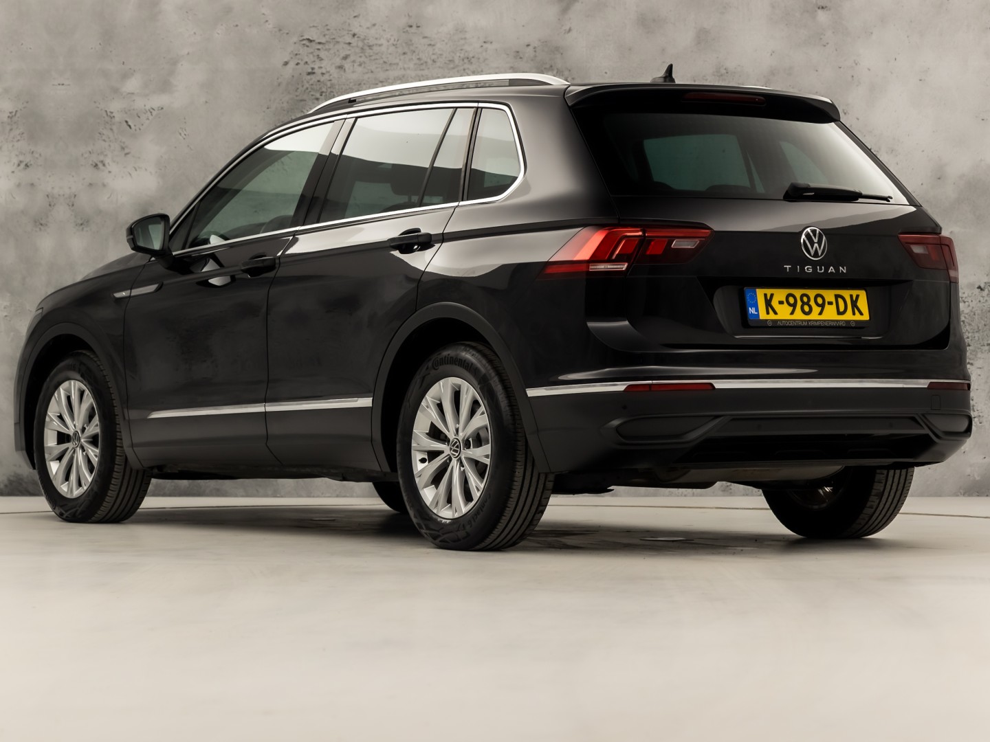 Volkswagen Tiguan 1.5 TSI Life Sport 150Pk Automaat (VIRTUAL COCKPIT, APPLE CARPLAY, CLIMATE, KEYLESS, STOELVERWARMING, SPORTSTOELEN, GETINT GLAS, ELEK ACHTERKLEP, ALCANTARA, NIEUWE APK, NIEUWSTAAT)