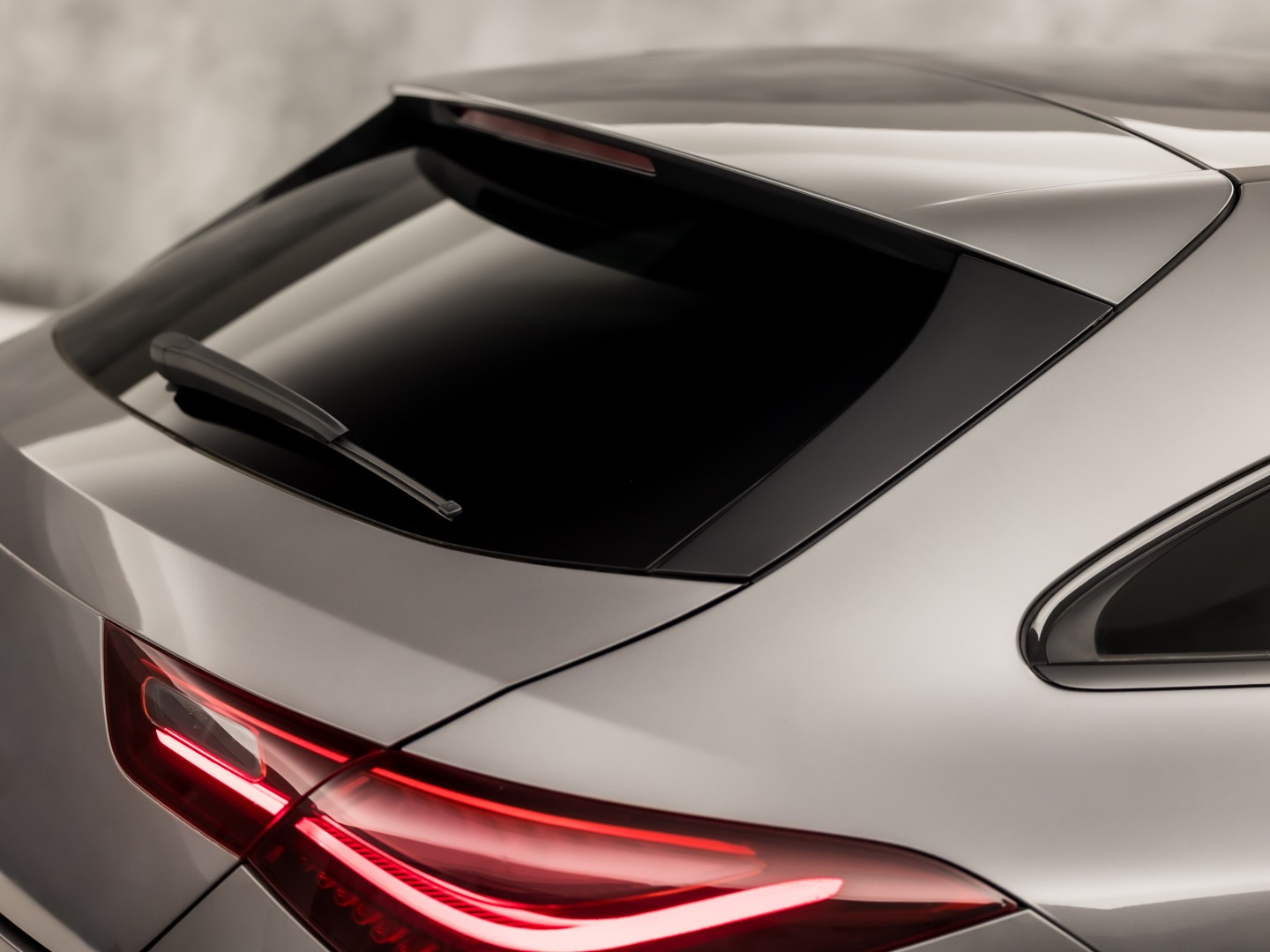 Mercedes-Benz CLA-Klasse 180 AMG Sport Automaat (GROOT NAVI, LOGISCH NAP, CAMERA, LEDER, SPORTSTOELEN, GETINT GLAS, STOELVERWARMING, ELEK ACHTERKLEP, NIEUWSTAAT)