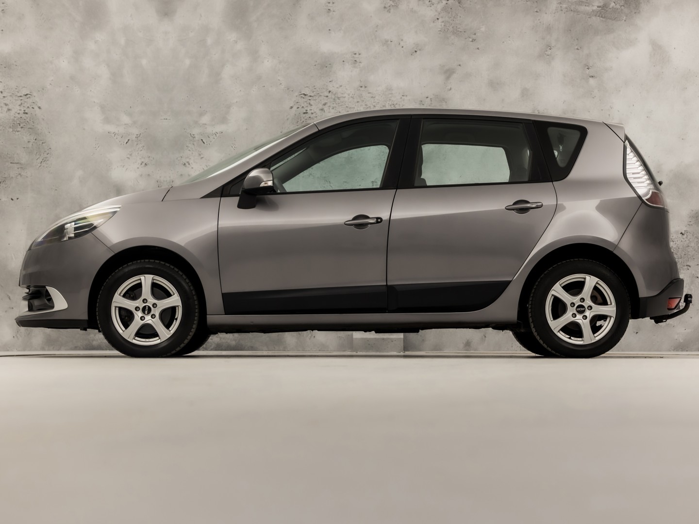 Renault Scénic 1.6 Sport (NAVIGATIE, AIRCO, CRUISE, TREKHAAK, SPORTSTOELEN, NIEUWE APK, NIEUWSTAAT)