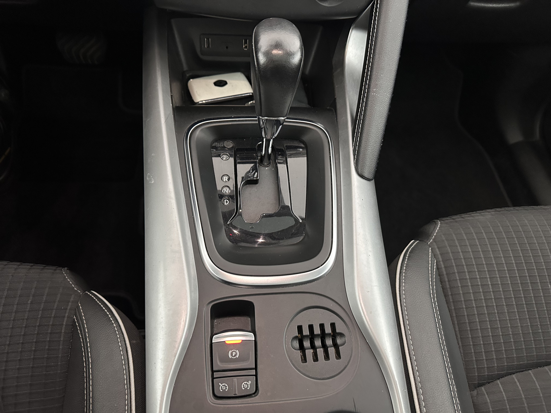 Renault Kadjar 1.5 dCi Bose Aut. *PANO | LEATHER-FABRIC | FULL-LED | BOSE-SOUND | BLINDSPOT | HEATED-COMFORTSEATS | KEYLESS | CAMERA | NAVI-FULLMAP | ECC | PDC | CRUISE | DAB | PRIVACY-GLASS | 19''ALU | TOWBAR*