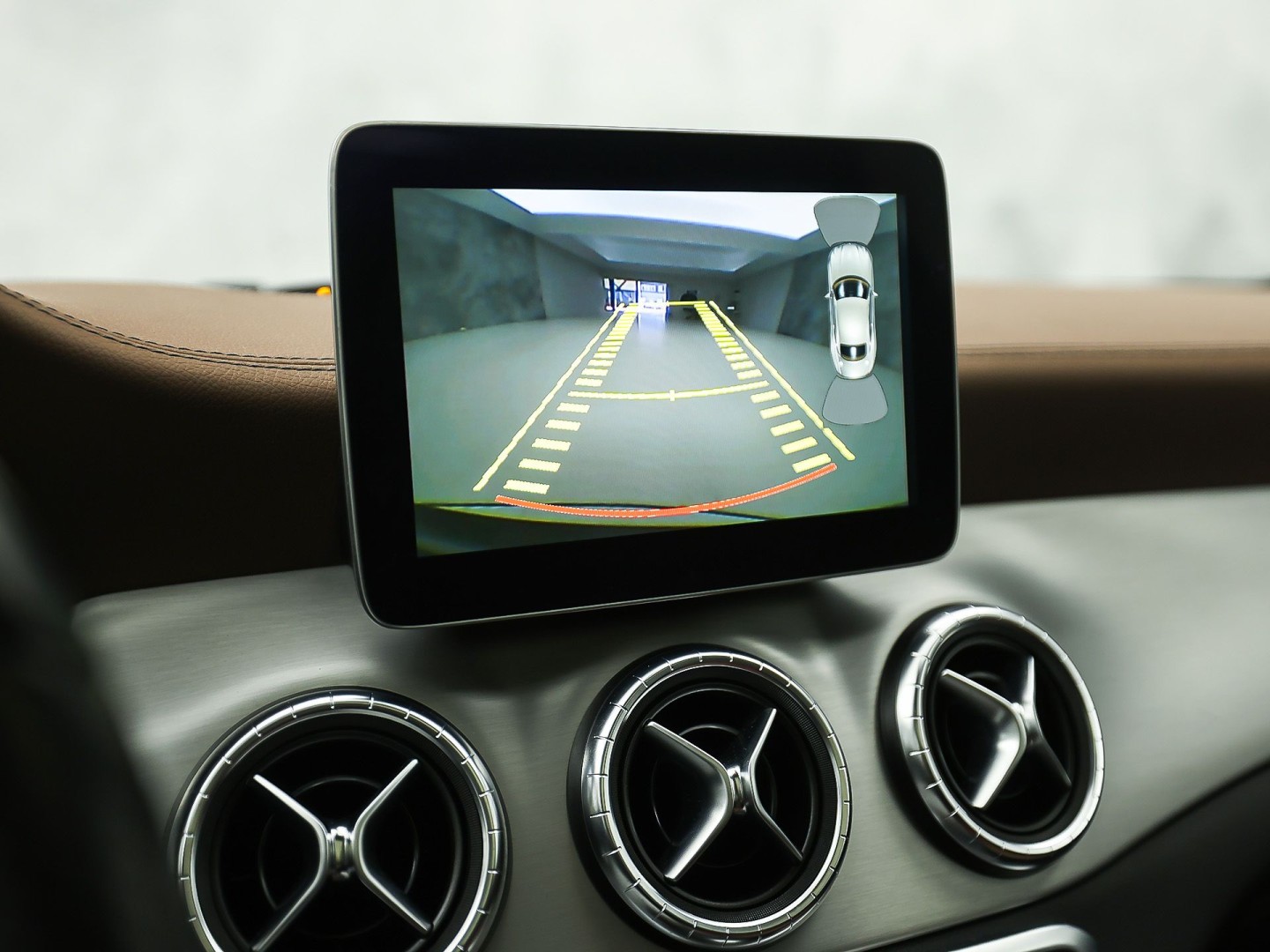 Mercedes-Benz CLA-Klasse 180 AMG Sport Automaat (PANORAMADAK, GROOT NAVI, BRUIN LEDER, CAMERA, STOELVERWARMING, SPORTSTOELEN, GETINT GLAS, DIAMOND GRILL, NIEUWE APK, NIEUWSTAAT)