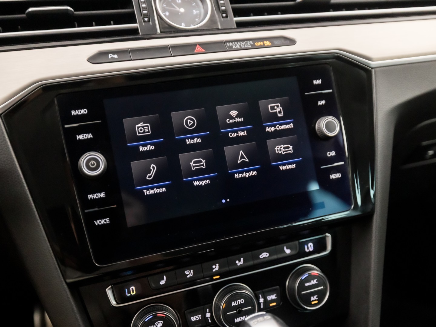 Volkswagen Passat Variant 1.5 TSI Highline Sportline 150Pk Automaat (VIRTUAL COCKPIT, APPLE CARPLAY, GROOT NAVI, CAMERA, LEDER/ALCANTARA, GETINT GLAS, KEYLESS, NIEUWSTAAT)