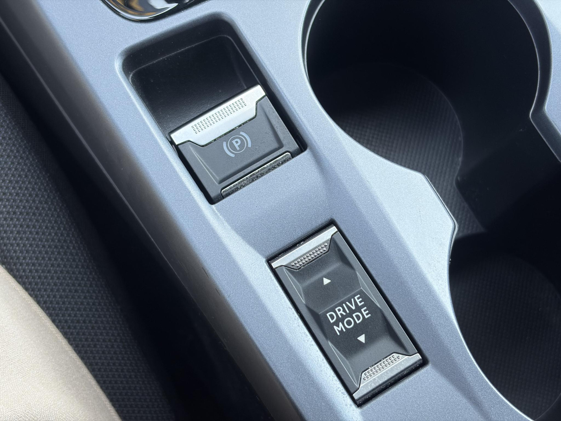 Peugeot 2008 1.2 PureTech Allure ✓Recent beurt gehad✓D-riem vv in 06-2025✓360° Camera✓Draadloze telefoonlader✓Carplay✓Keyless✓Automaat✓Trekhaak✓Halfleder✓Navi✓Clima✓Cruise✓131pk✓Lm velgen✓2e Eigenaar✓Pdc V+A✓Rijstrooksensor✓N.A.P✓Apk tot 04-2028