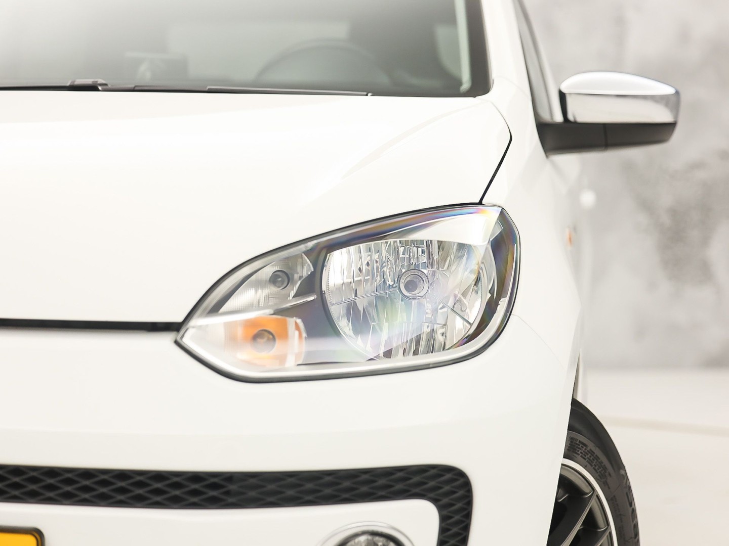 Volkswagen up! 1.0 high up! (NAVIGATIE, 5 DEURS, GETINT GLAS, LM VELGEN, SPORTSTOELEN, PARKEERSENSOREN, ELEK RAMEN, NIEUWSTAAT)