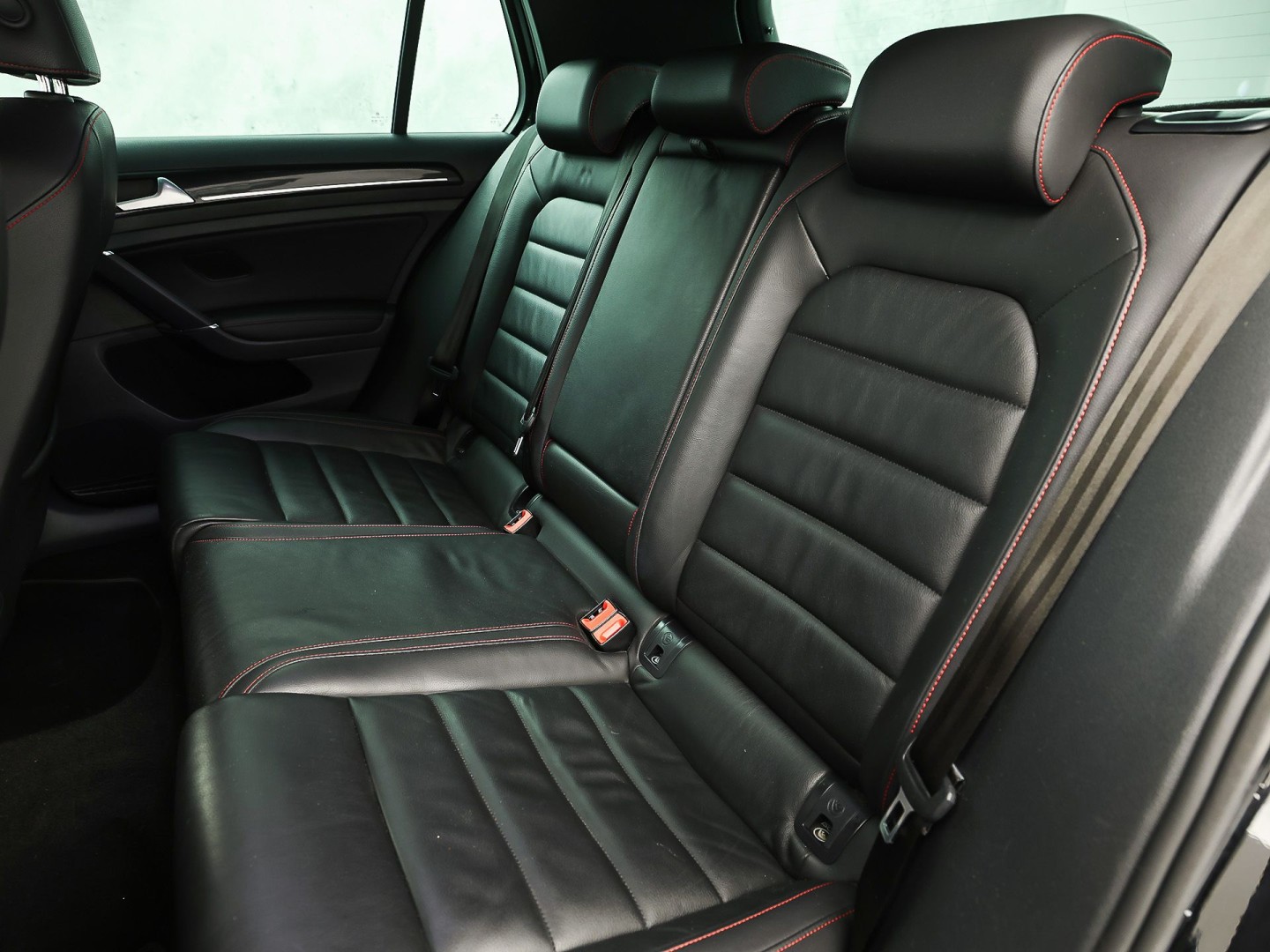Volkswagen Golf 2.0 TSI GTI 220Pk Automaat (NAVIGATIE, CLIMATE, LEDER, STOELVERWARMING, SPORTSTOELEN, GETINT GLAS, XENON, NIEUWSTAAT)