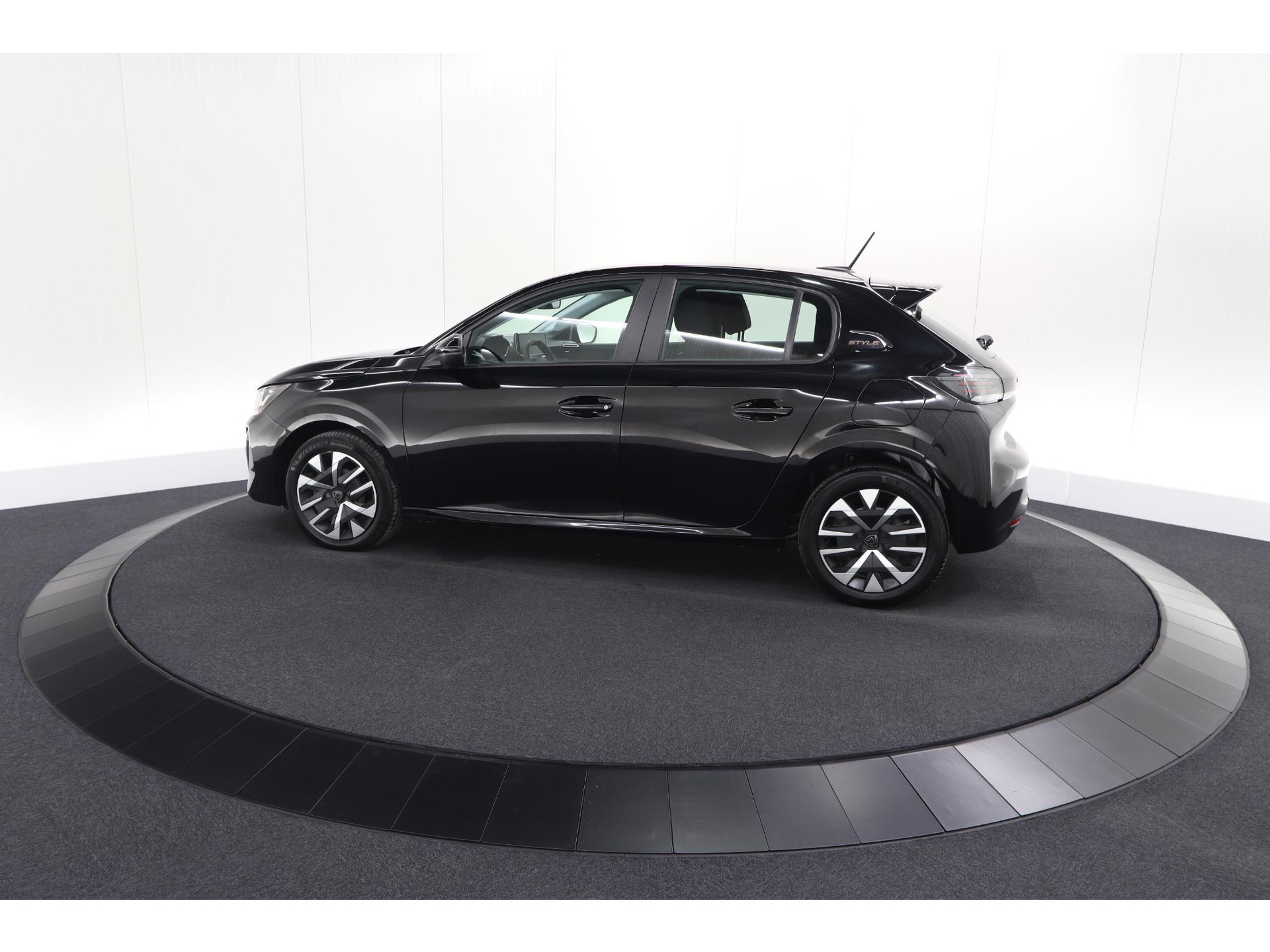 Peugeot 208 Hybrid 110 e-DCS6 Style | Parkeersensoren | Apple Carplay | Cruise Control | Airco