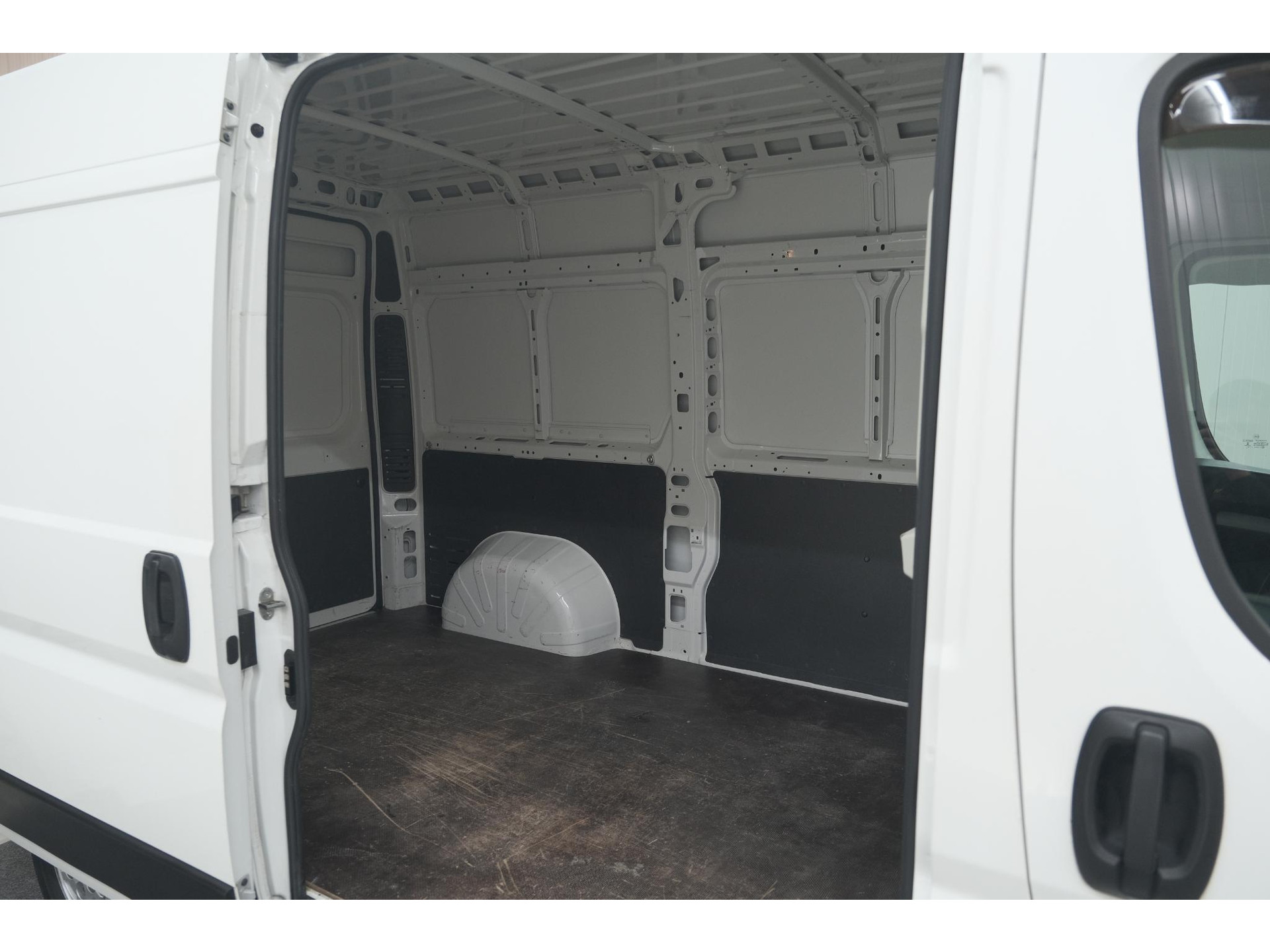 Peugeot Boxer 330 2.2 BlueHDi 140 L2H2 Premium | Navigatie | Houtenvloer In Laadruimte | Airco