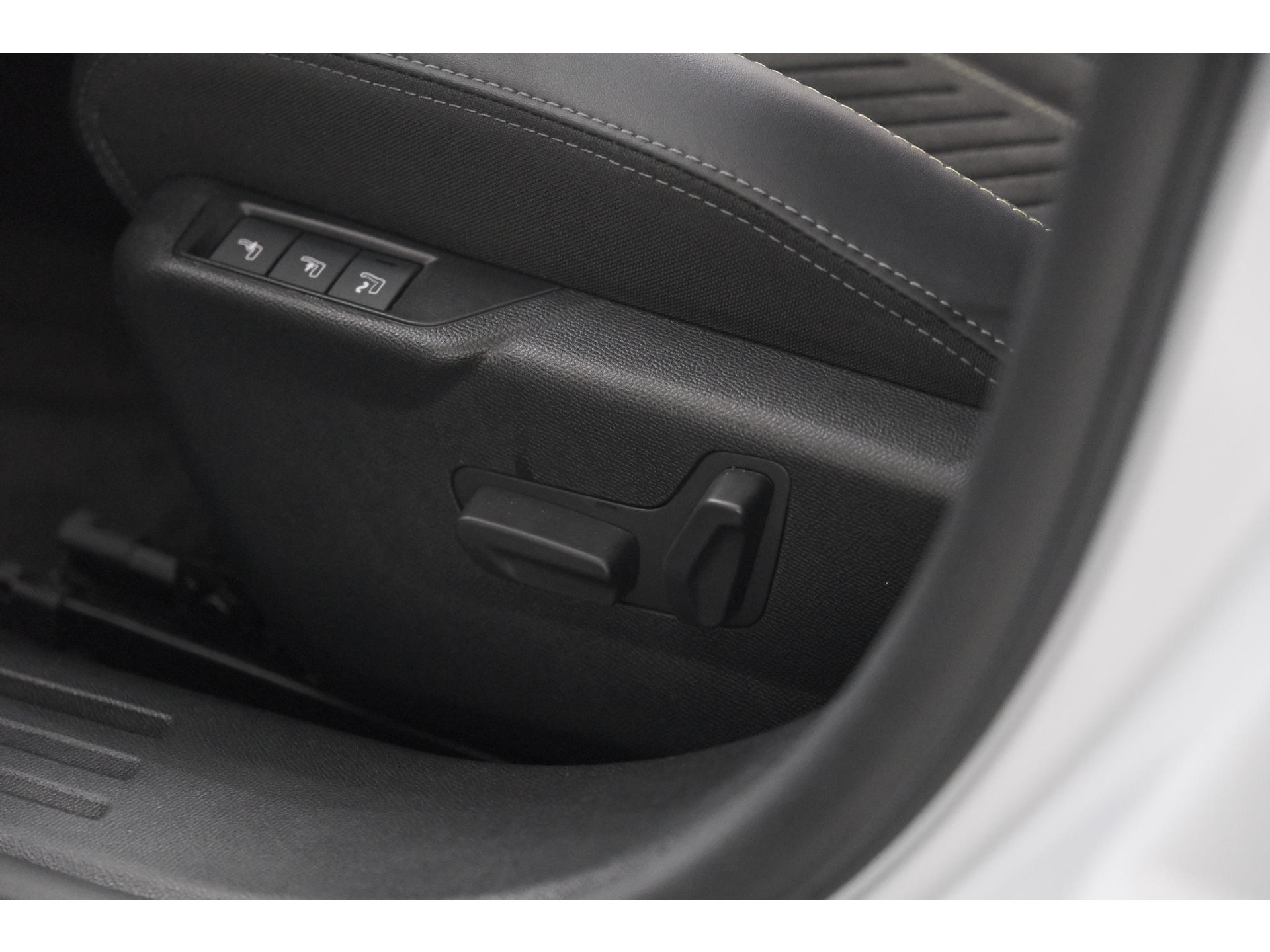 Peugeot 2008 PureTech 130 EAT8 GT | 360 Camera | Stoelmassage | Adaptieve Cruise Control | Dodehoekdetectie