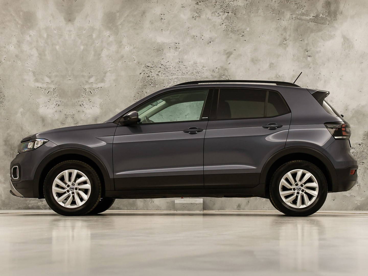 Volkswagen T-Cross 1.0 TSI Life Sport (APPLE CARPLAY, GROOT NAVI, CLIMATE, STOELVERWARMING, SPORTSTOELEN, GETINT GLAS, CRUISE, NIEUWSTAAT)