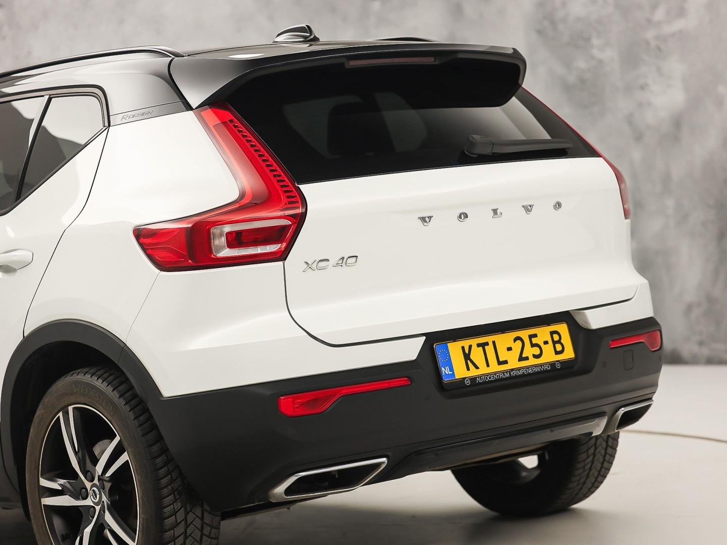 Volvo XC40 1.5 T5 Twin Engine R-Design 252Pk Automaat (PANORAMADAK, GROOT NAVI, CAMERA, HARMAN/KARDON, SPORTSTOELEN, LEDER/ALCANTARA, ELEK ACHTERKLEP, NIEUWE APK,  NIEUWSTAAT)