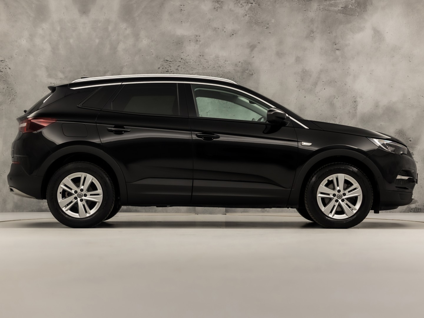 Opel Grandland X 1.2 Innovation Turbo Sport (APPLE CARPLAY, GROOT NAVI, CLIMATE, LEDER, CAMERA, SPORTSTOELEN, GETINT GLAS, CRUISE, NIEUWSTAAT)