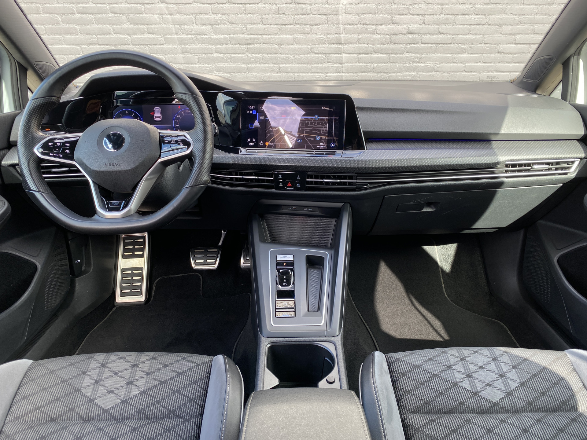 Volkswagen Golf 1.5 eTSI R-Line 150 pk Business+ | 1e eigenaar | navigatie | IQ light | camera | sfeerverlichting | stoel-stuurverw.