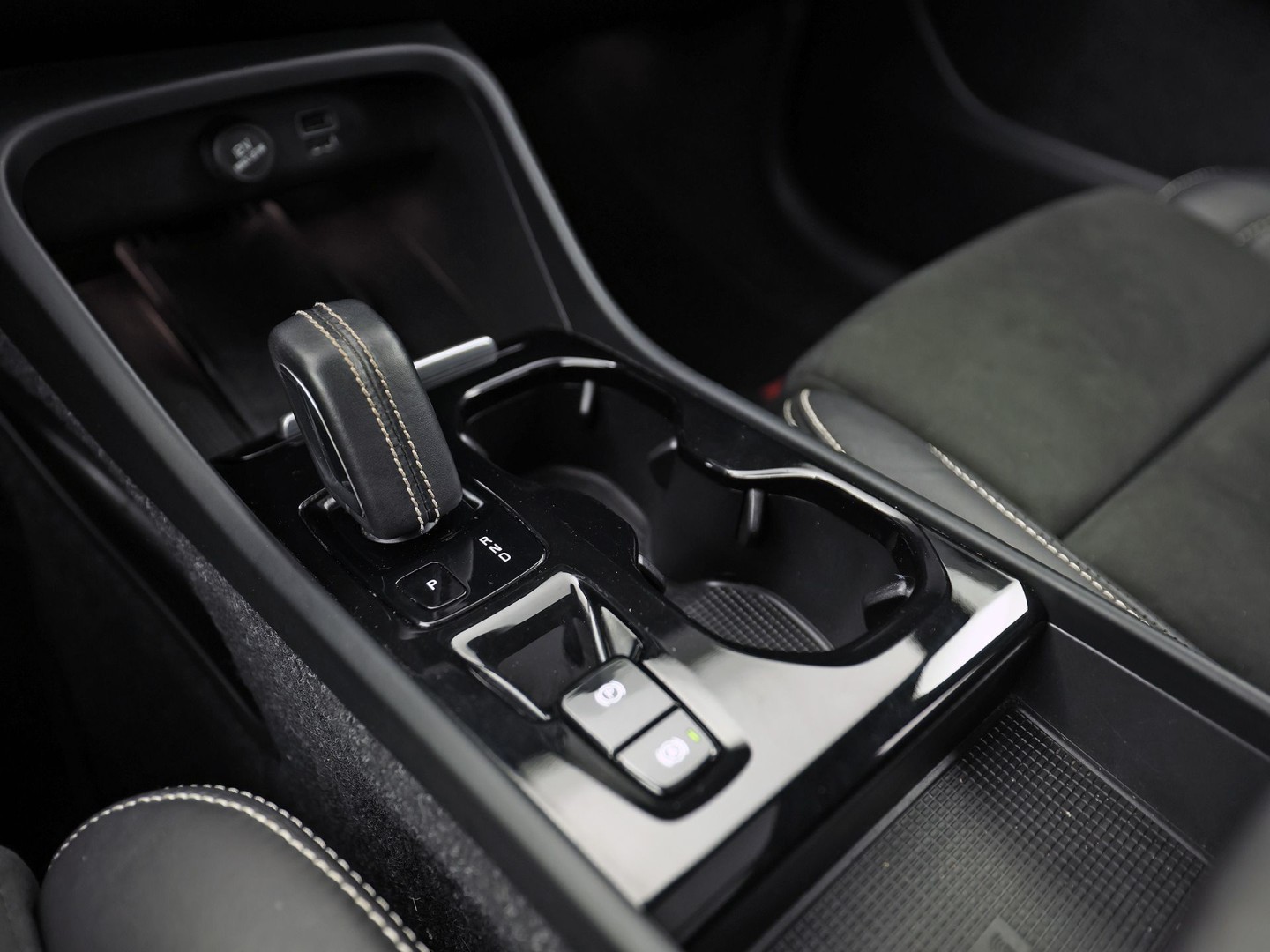 Volvo XC40 1.5 T5 Twin Engine R-Design 252Pk Automaat (PANORAMADAK, GROOT NAVI, CAMERA, HARMAN/KARDON, SPORTSTOELEN, LEDER/ALCANTARA, ELEK ACHTERKLEP, NIEUWE APK,  NIEUWSTAAT)