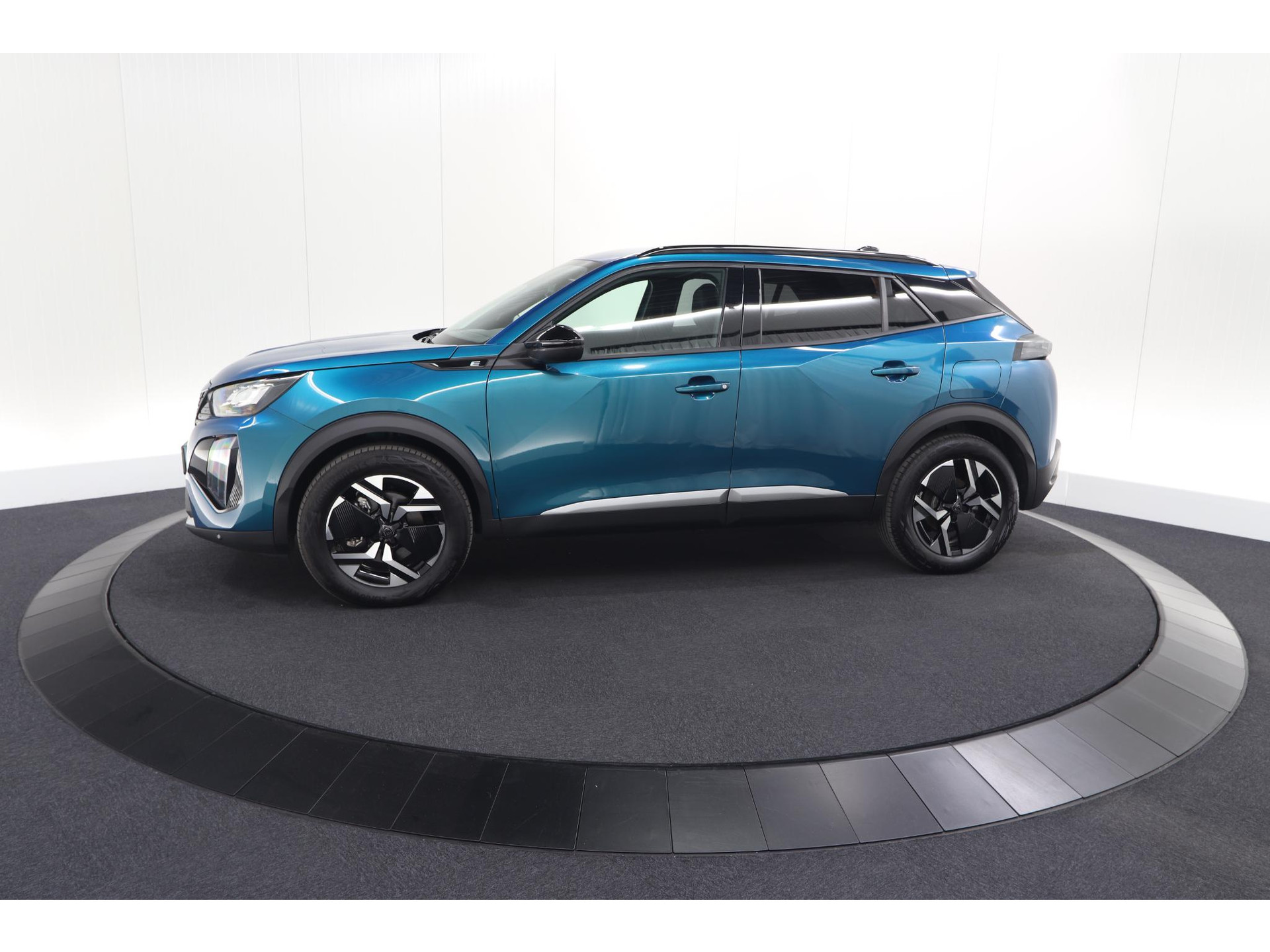 Peugeot e-2008 EV Allure Avantage 54 kWh | SOH 97,8% | 11 KW Lader | Apple Carplay | Parkeersensoren